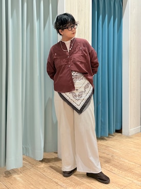 「SHOO・LA・RUE（シューラルー）の【洗濯後しわになりにくい/S-LL】こなれ見え ゆるっと キーネック金ボタンポケットシャツ（シャツ/ブラウス、レッド系）」を使った、砂糖さん（レディース・161cm）の秋コーディネート