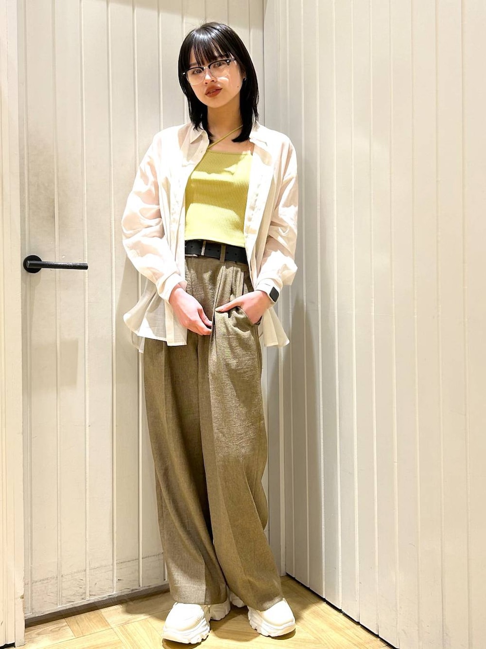 「高身長、ベーシック/シンプル、カジュアル、ローリーズスタイル_LOWRYS FARM、大人女子カジュアル_LOWRYS FARM、キッズ服、シンプルコーデ、大人カジュアル、シアートップス、ワイドパンツ、セットアップ、メガネ、スニーカー、新作、春コーデ」｜「LOWRYS FARMのシアーシャツＬＳ＊　 231459（シャツ/ブラウス、ホワイト系）」を使った、usuさん（レディース・165cm）の春コーディネートの1枚目の写真