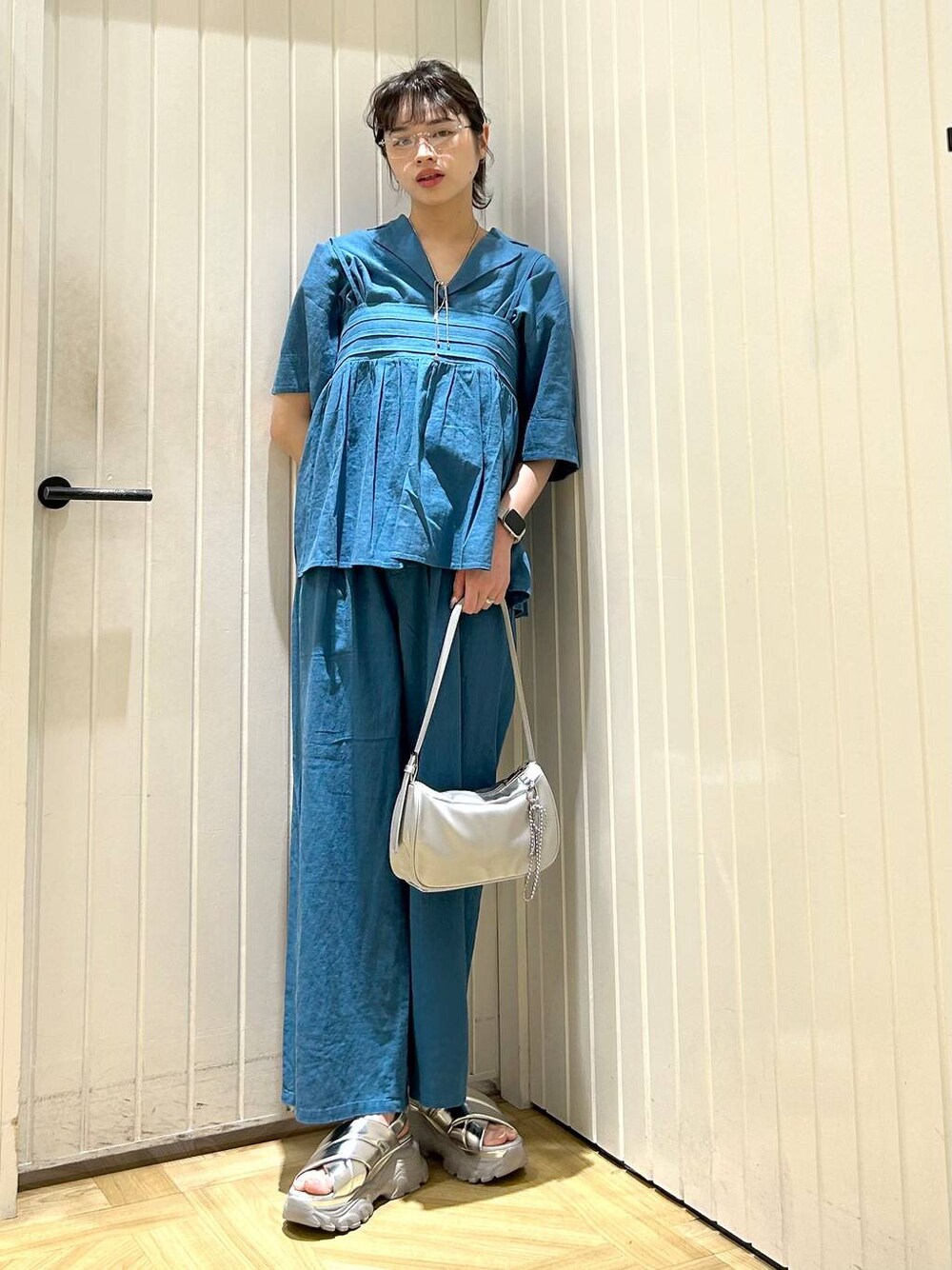 「高身長、ベーシック/シンプル、カジュアル、ローリーズスタイル_LOWRYS FARM、大人女子カジュアル_LOWRYS FARM、キッズ服、シンプルコーデ、大人カジュアル、セットアップ、シャツ、ワイドパンツ、サンダル、新作」｜「LOWRYS FARMのノルマンディショートシャツ　 248288（シャツ/ブラウス、ブルー系）」を使った、usuさん（レディース・165cm）の春コーディネートの1枚目の写真
