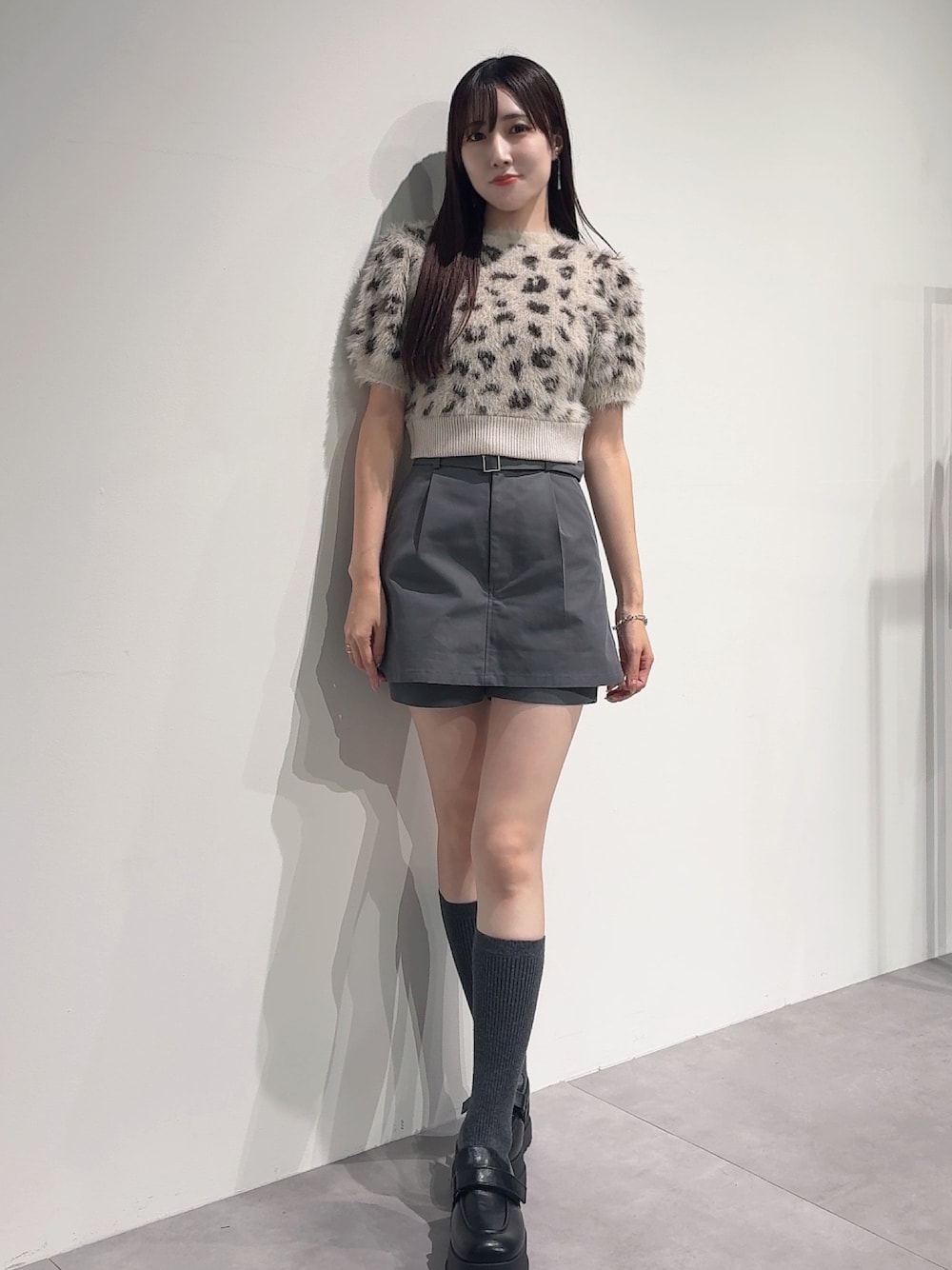 その他のニット/セーター、グレー系のスカートを着用したレディースの秋コーディネートの1枚目の写真