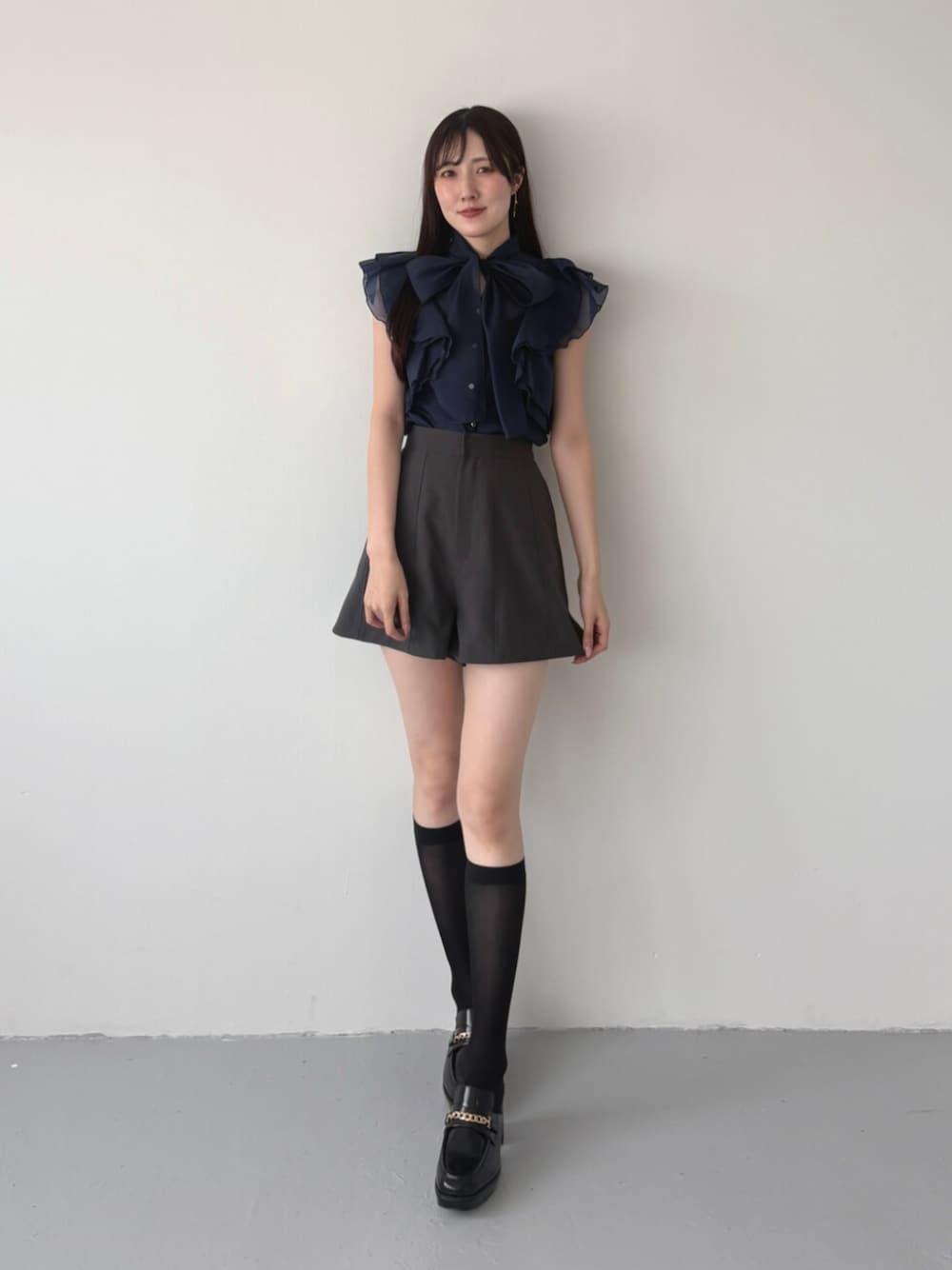 グレー系のその他パンツ、ブルー系のシャツ/ブラウスを着用したレディースの夏コーディネートの1枚目の写真