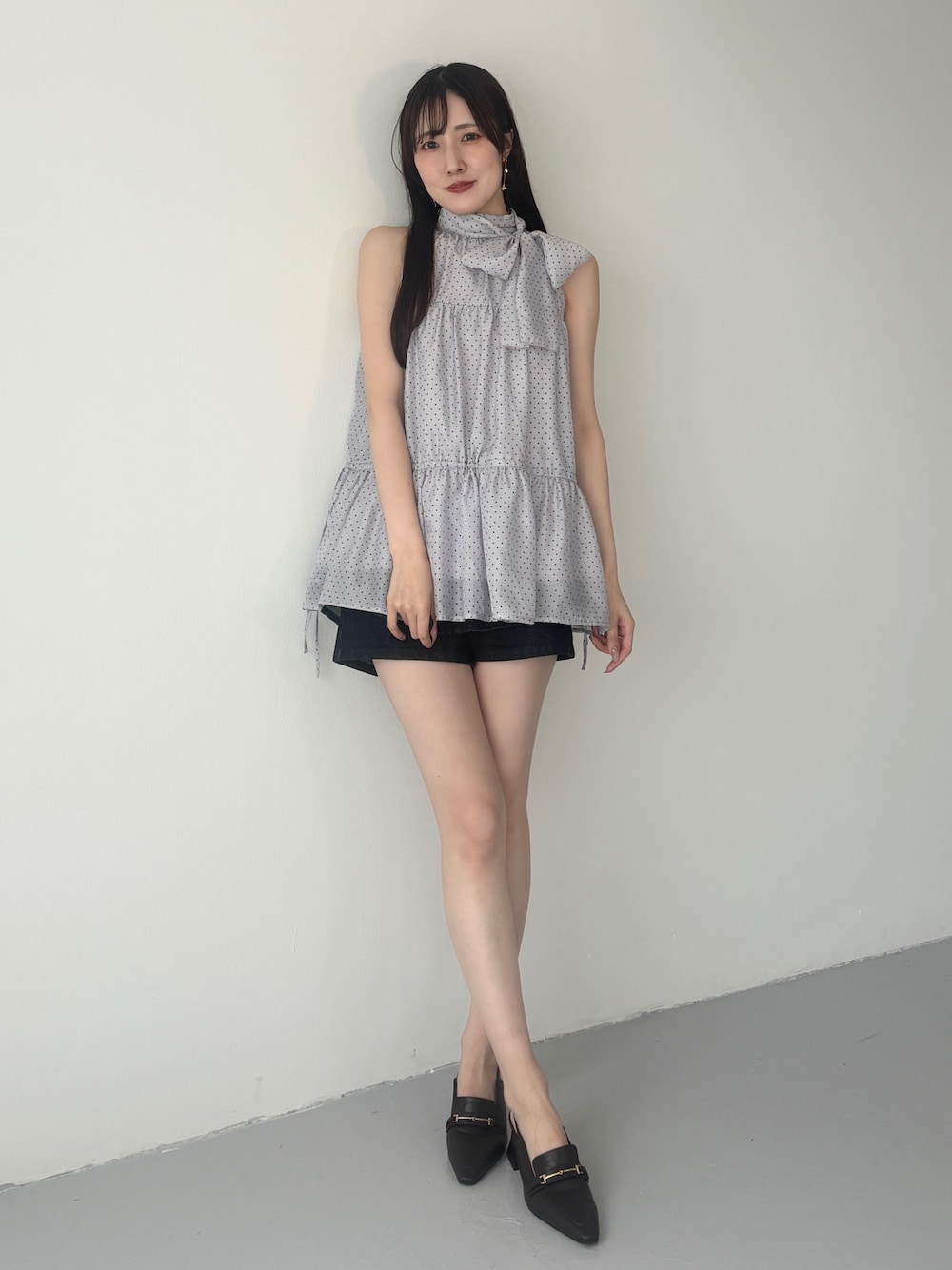 ブラウン系のパンプス、グレー系のシャツ/ブラウス、ブルー系のその他パンツを着用したレディースの夏コーディネートの1枚目の写真