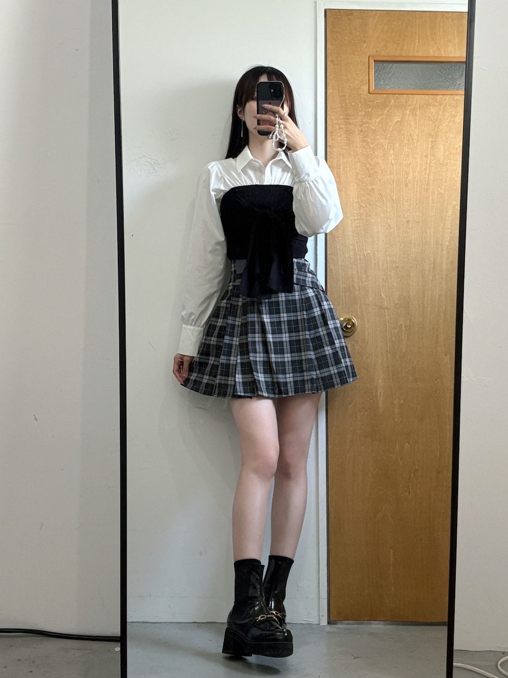 ホワイト系のシャツ/ブラウス、その他のスカート、ブラック系のブーツを着用したレディースの秋コーディネートの1枚目の写真