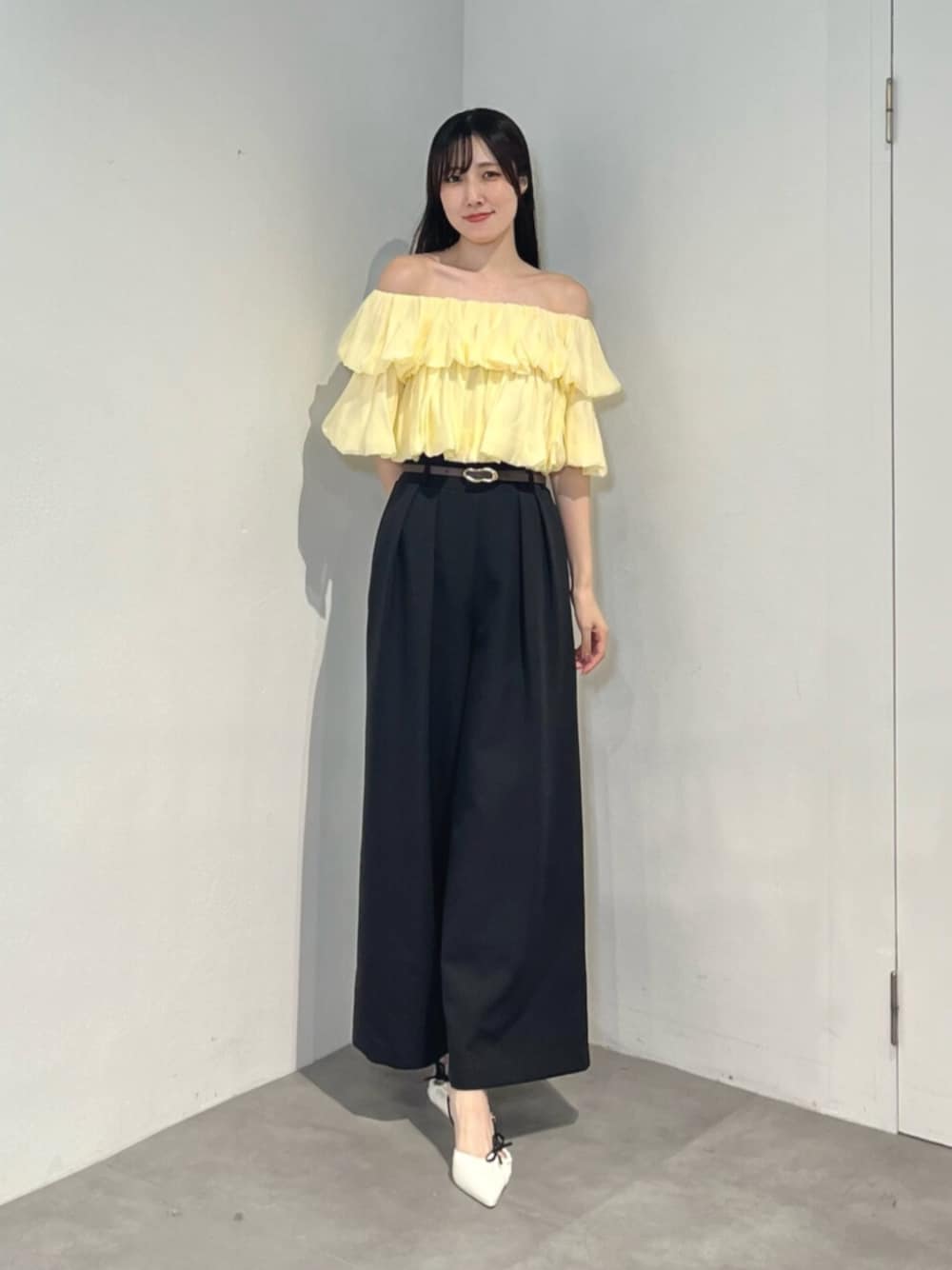 ブラック系のその他パンツ、ホワイト系のサンダル、イエロー系のシャツ/ブラウスを着用したレディースの夏コーディネートの1枚目の写真