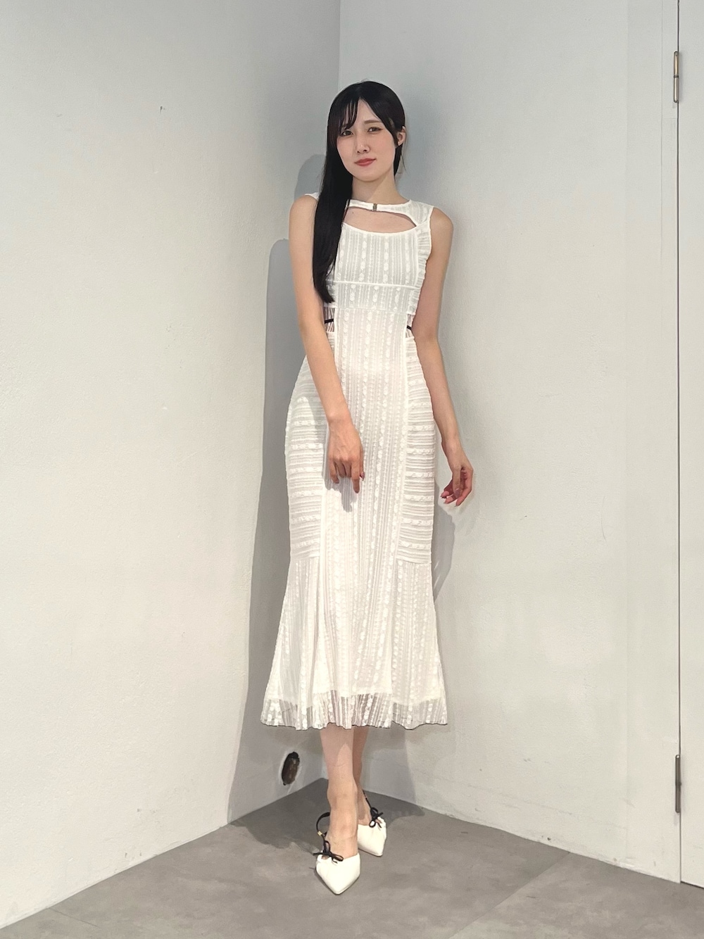 その他のワンピース、ホワイト系のサンダルを着用したレディースの夏コーディネートの1枚目の写真