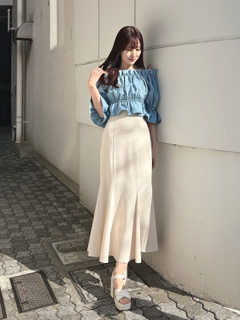 ブルー系のシャツ/ブラウス、ホワイト系のサンダル、ホワイト系のスカートを着用したレディースの春コーディネートの1枚目の写真