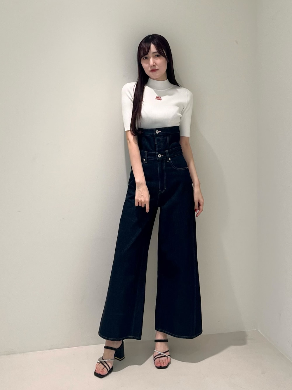 ホワイト系のニット/セーター、ブルー系のその他パンツ、ブラック系のサンダルを着用したレディースの春コーディネートの1枚目の写真