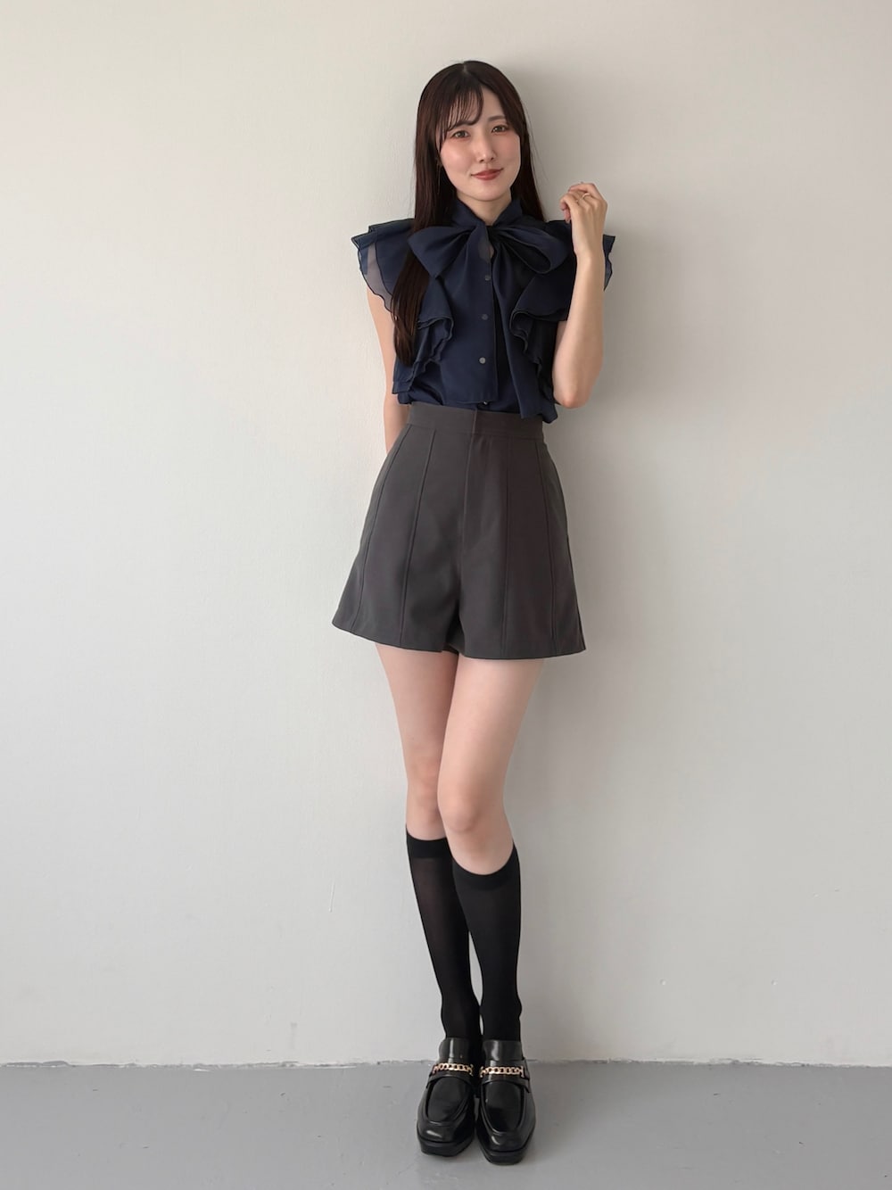 グレー系のその他パンツ、ブラック系のシューズ、ブルー系のシャツ/ブラウスを着用したレディースの夏コーディネートの1枚目の写真