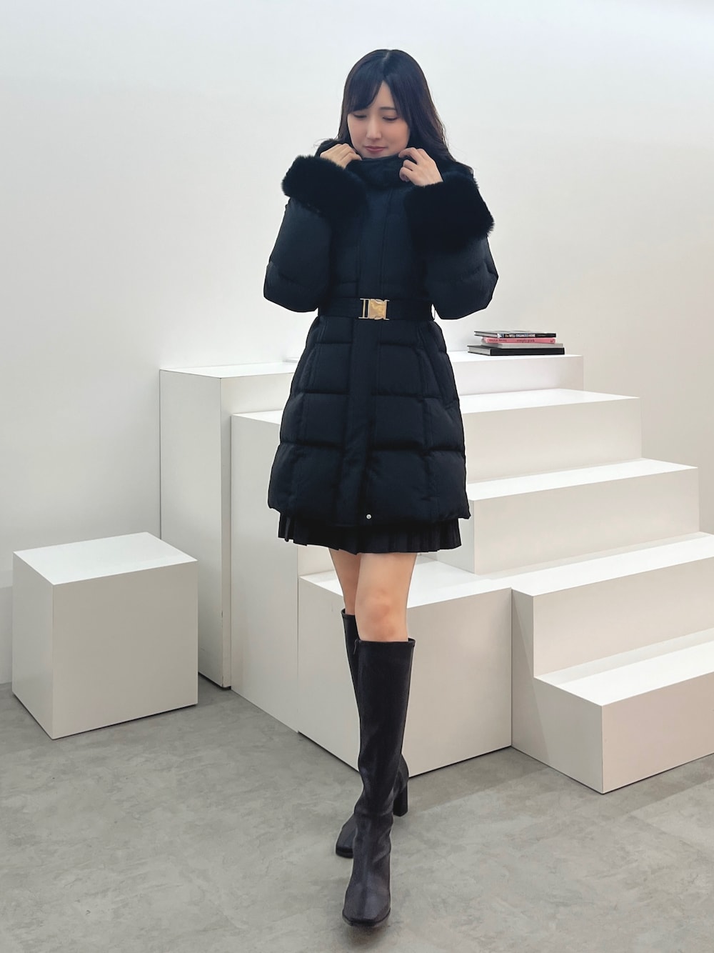 「レイヤードスタイル、休日スタイル、高身長女子、ブラック、ミニスカート、ダウンコート、ダウンコーデ、ブラックコーデ、ロングブーツ、ロングブーツコーデ、着痩せ・細見え、MERCURYDUO(MERCURYDUO)、マーキュリーデュオ(MERCURYDUO)」｜「MERCURYDUOのファー付アライドロングダウン（ダウンジャケット/コート、ブラック系）」を使った、kyokaさん（骨格ナチュラル・レディース・167cm）の秋コーディネートの1枚目の写真