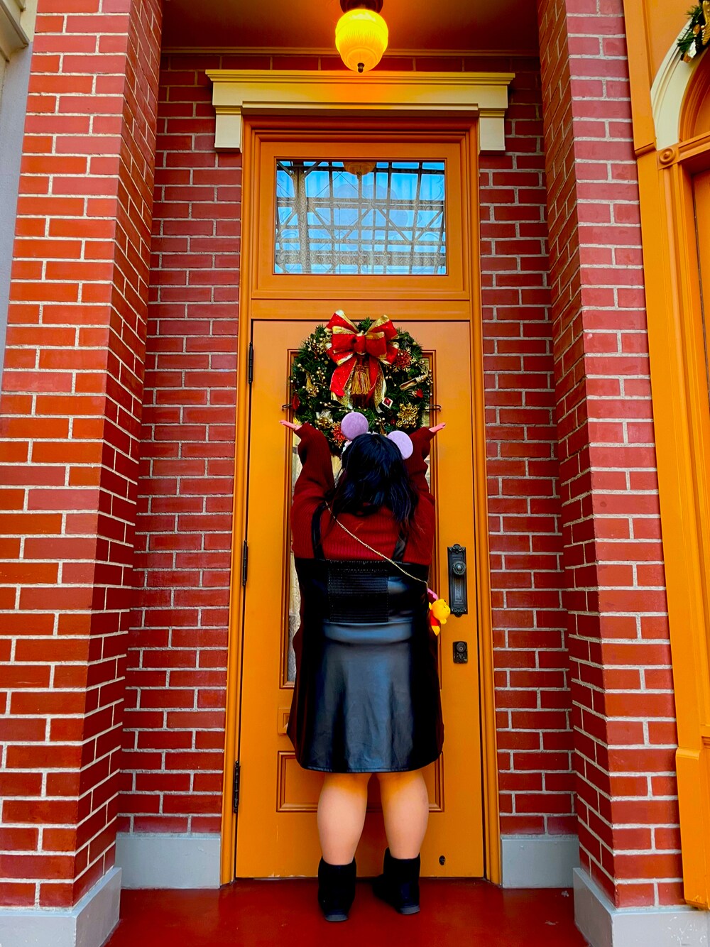 「クリスマスに着たい服、ディズニーコーデ、私の推しブランド」｜「PUNYUSのフェイクレザーミニジャンパースカート（ジャンパースカート、ブラック系）」を使った、れいぎゅさん（レディース・151cm）の冬コーディネートの1枚目の写真