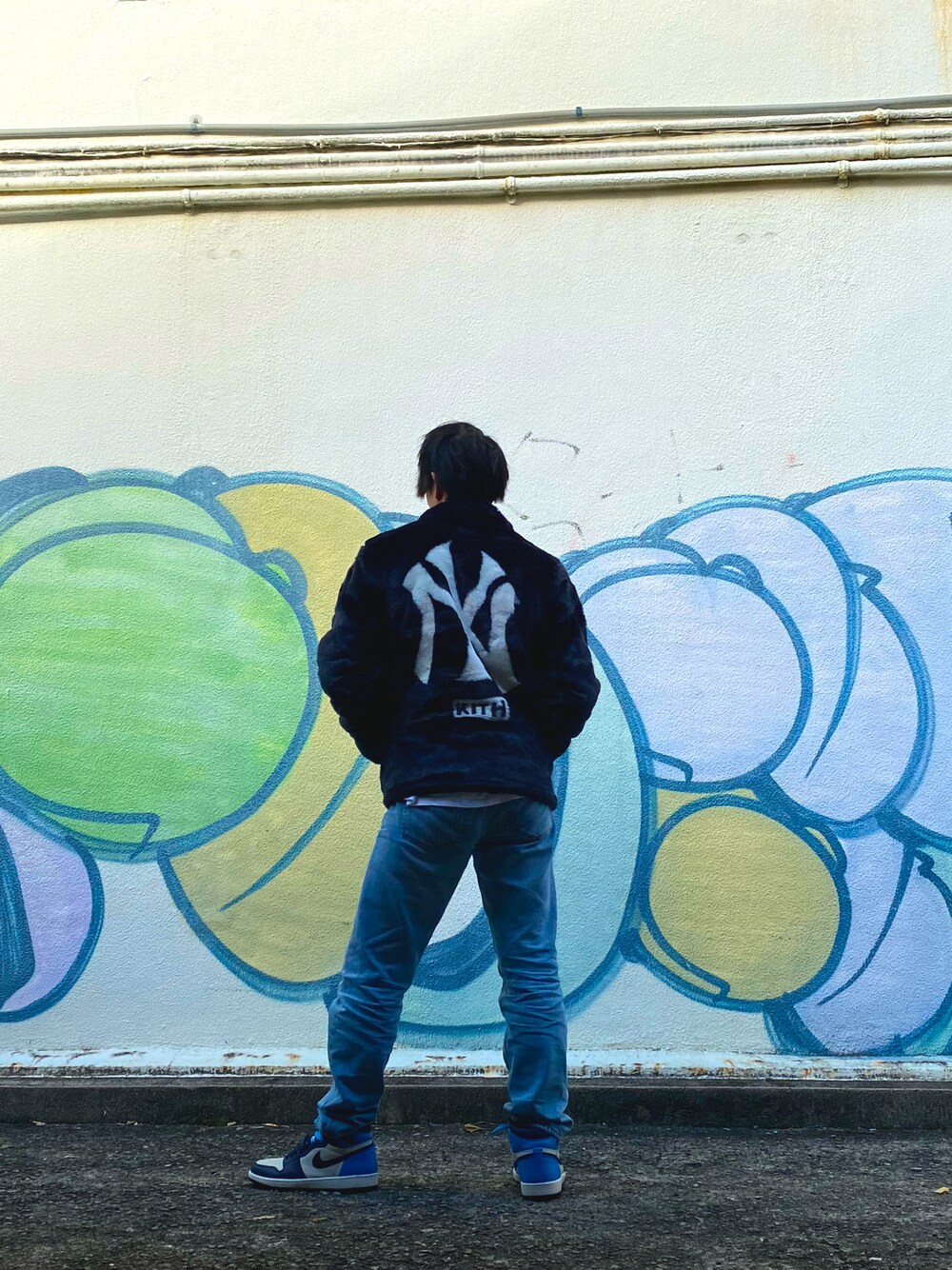 「streetstyle、street、KITH、kith、AIR JORDAN、airjordan1、OBSIDIAN、universityblue、winter wearing」｜「KITHのアイテム（ジャケット/アウター、ブラック系）」を使った、daisukefoghommeさん（メンズ・173cm）の冬コーディネートの1枚目の写真