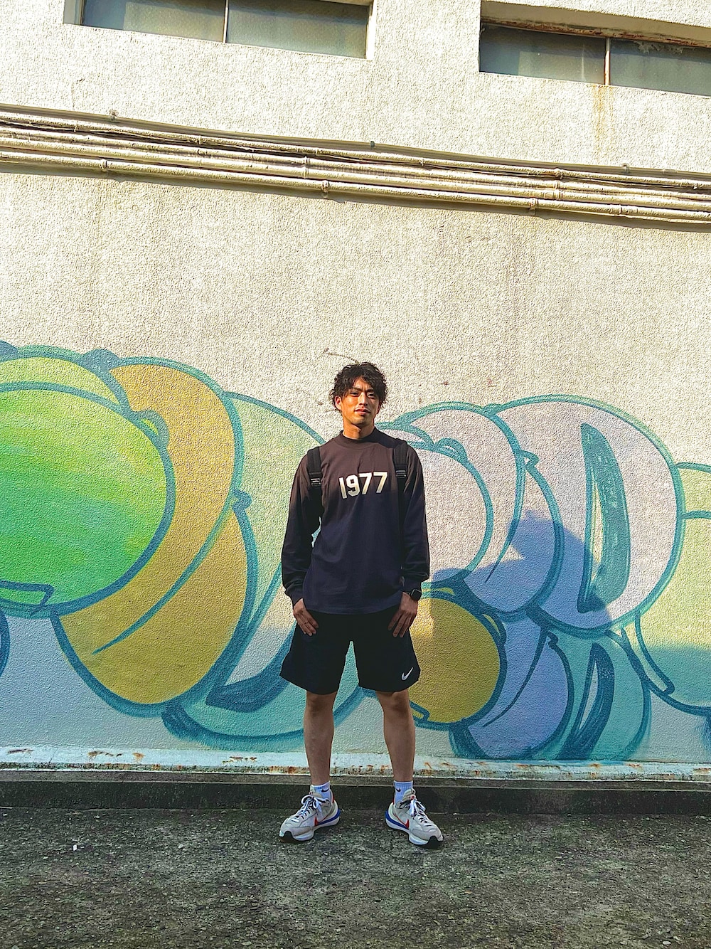 「ストリートコーデ、春夏コーデ、ESSENTIALS、NIKE、sacai、vaporwaffle、fashion、fashionista、spring、summer、ブラック、ロンT、shortpants」｜「NIKEのアイテム（スニーカー、ホワイト系）」を使った、daisukefoghommeさん（メンズ・173cm）の春コーディネートの1枚目の写真