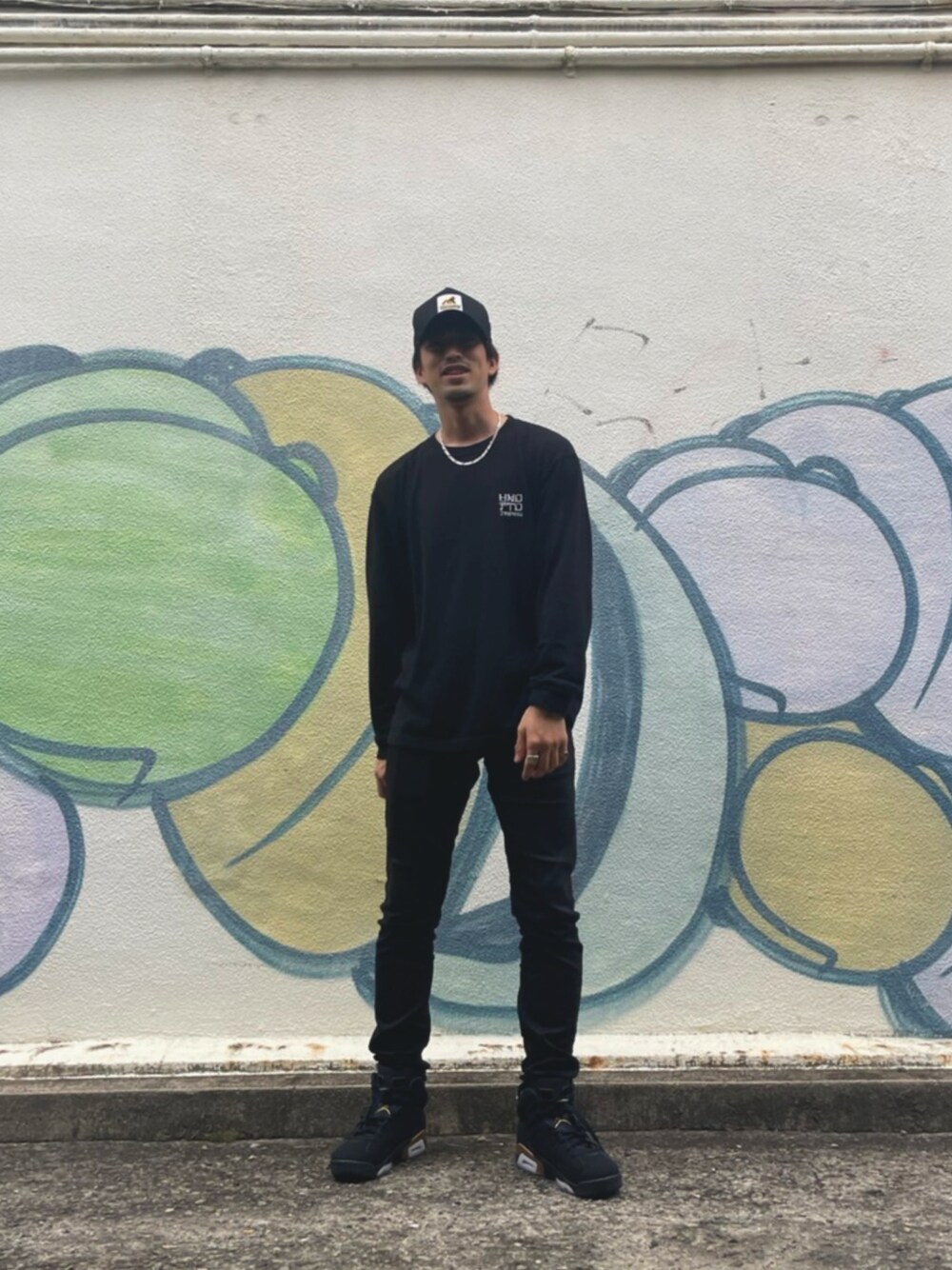 「秋のコーデ、NIKE AIR MAX、AIR JORDAN、UNDEFEATED(UNDEFEATED)、undefeated、XLARGE、NEW ERA、スニーカーコーデ、ALL BLACK、all black style」｜「UNDEFEATED のアイテム（Tシャツ/カットソー、ブラック系）」を使った、daisukefoghommeさん（メンズ・173cm）の冬コーディネートの1枚目の写真