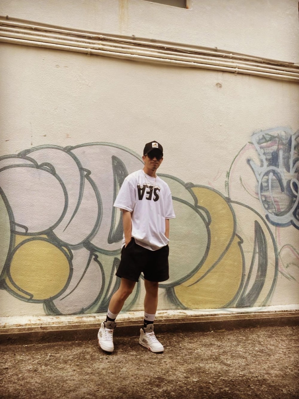 「夏コーデ、白Tシャツ、オーバーサイズ、ストリートコーデ、NIKE、AIR JORDAN、supreme、WIND AND SEA、XXX、god selection xxx、fogEssentials、ESSENTIALS、XLARGE、fashion、fashionista」｜「WIND AND SEAのアイテム（Tシャツ/カットソー、ホワイト系）」を使った、daisukefoghommeさん（メンズ・173cm）の秋コーディネートの1枚目の写真