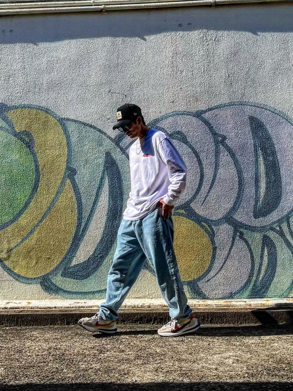 「オーバーサイズ、秋のコーデ、白スニーカー、atmos、nikesacai、vaporwaffle、SNKRS、GAP、fashion、fashionista、XLARGE」｜「GAPのアイテム（デニムパンツ、ブルー系）」を使った、daisukefoghommeさん（メンズ・173cm）の秋コーディネートの1枚目の写真