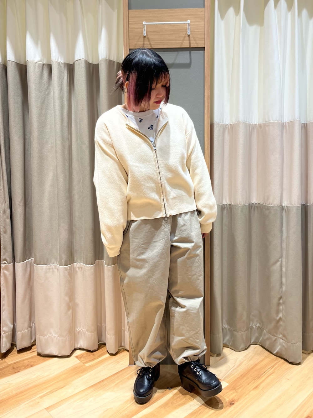 「SM2、Samansa Mos2、サマンサモスモス、サマンサ モスモス(Samansa Mos2)、メロートップス、ブルー、クルーネック、ジップ、カーディガン、フラップポケット、パンツスタイル、裾絞りパンツ、ドロスト、低身長コーデ」｜「Samansa Mos2のフラップポケット裾ドロストパンツ（その他パンツ、グリーン系）」を使った、さっち🐾さん（レディース・152cm）の春コーディネートの1枚目の写真