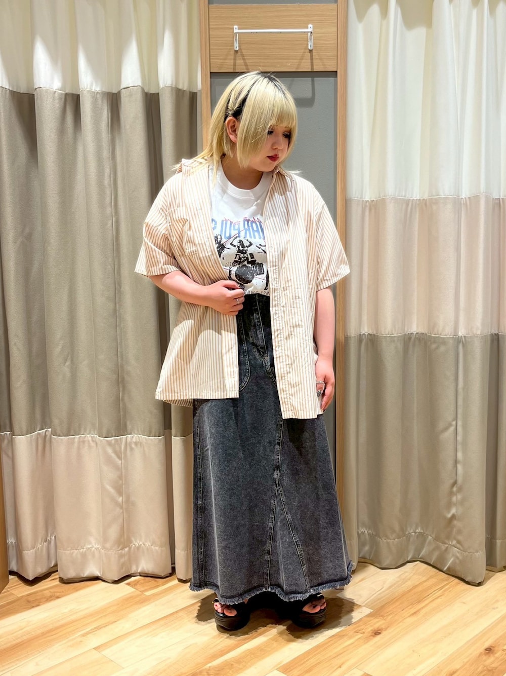「SM2、エスエムツー、カジュアル、羽織り、ストライプシャツ、イエロー、ビッグシャツ、バンドT、オフホワイト、Tシャツ、ブラック、デニム、デニムスカート、ベイカースカート、低身長コーデ」｜「SM2のストライプ柄ビッグシャツ（シャツ/ブラウス、イエロー系）」を使った、さっち🐾さん（レディース・152cm）の夏コーディネートの1枚目の写真