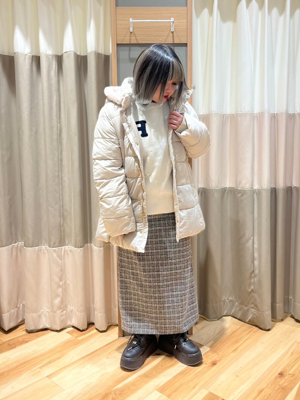 「Samansa Mos2 blue、サマンサモスモスブルー、カジュアルコーデ、キナリ、サガラ刺繍、スウェット、ニット、ブラック、ツイード、チェック、タイトスカート、ベージュ、パデットコート、冬コーデ、低身長コーデ」｜「Samansa Mos2 blueのスタイルアップパデットコート（その他アウター、ベージュ系）」を使った、さっち🐾さん（レディース・152cm）の冬コーディネートの1枚目の写真