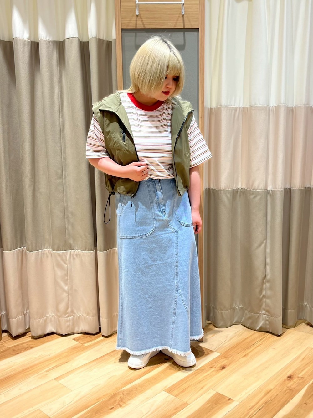 「SM2、エスエムツー、カジュアル、オフホワイト、ボーダー、Tシャツ、カーキ、ナイロン、ベスト、デニム、デニムスカート、フリンジ、スカート、サックスブルー、低身長コーデ」｜「SM2のマルチボーダーTシャツ（Tシャツ/カットソー、ホワイト系）」を使った、さっち🐾さん（レディース・152cm）の夏コーディネートの1枚目の写真