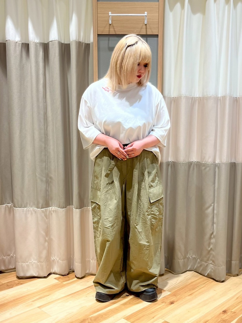 「Samansa Mos2 blue、サマンサモスモスブルー、カジュアルコーデ、シンプルコーデ、オフホワイト、ロゴT、刺繍、プルオーバー、カーキ、ナイロンパンツ、カーゴパンツ、夏コーデ、低身長コーデ」｜「Samansa Mos2 blueの◎ナイロンカーゴパンツ（その他パンツ、グリーン系）」を使った、さっち🐾さん（レディース・152cm）の春コーディネートの1枚目の写真