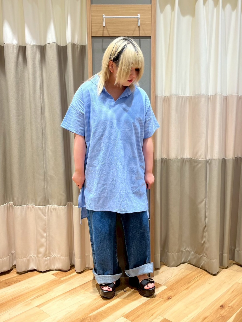 「Samansa Mos2、サマンサモスモス、ナチュラル、夏コーデ、ブルー、クールコットン、スキッパー、チュニック、ストライプ、デニム、デニムパンツ、低身長コーデ」｜「【クールコットン】柄アソートスキッパーチュニックのアイテム（トップス、ブルー系）」を使った、さっち🐾さん（レディース・152cm）の夏コーディネートの1枚目の写真