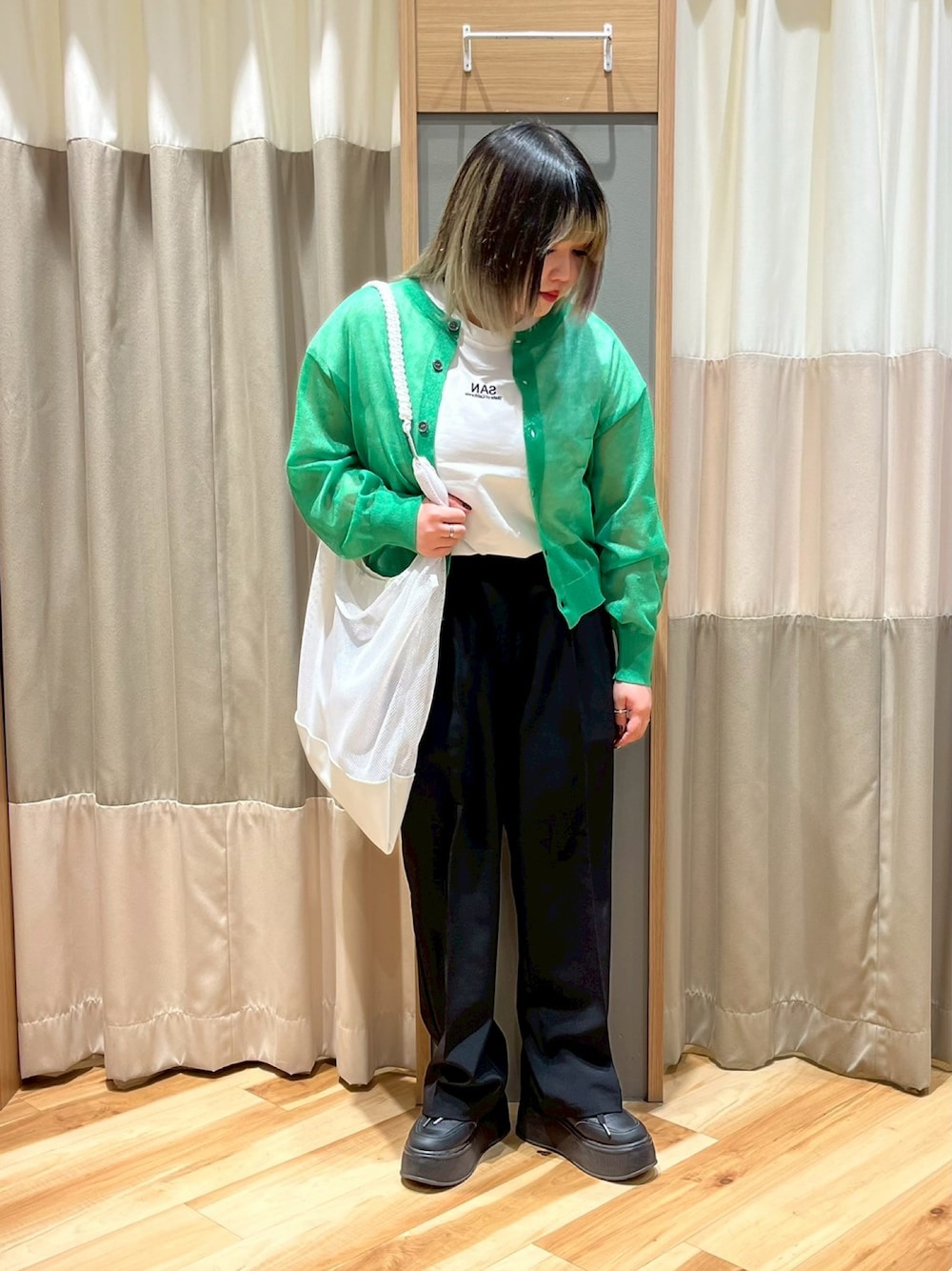 「Samansa Mos2 blue、サマンサモスモスブルー、カジュアル、接触冷感、タックパンツ、ブラック、メッシュ、トートバッグ、グリーン、シアートップス、カーディガン、前後2way、フレンチスリーブ、ロゴT、低身長コーデ」｜「Samansa Mos2 blueの【接触冷感】タックパンツ（その他パンツ、ブラック系）」を使った、さっち🐾さん（レディース・152cm）の春コーディネートの1枚目の写真