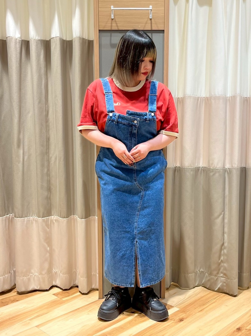 「SM2、エスエムツー、カジュアル、レッド、オーバーサイズ、リンガーTシャツ、Tシャツ、ネイビー、アシメ、サロペット、ジャンスカ、夏コーデ、低身長コーデ」｜「SM2のオーバーサイズリンガーTシャツ（Tシャツ/カットソー、レッド系）」を使った、さっち🐾さん（レディース・152cm）の春コーディネートの1枚目の写真