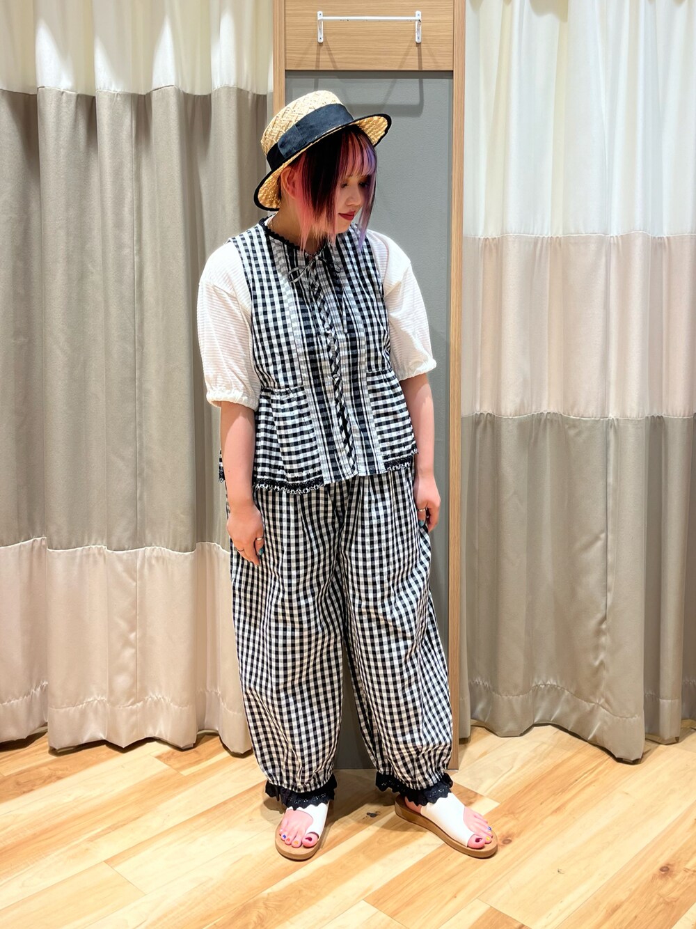 「SM2、Samansa Mos2、サマンサモスモス、サマンサ モスモス(Samansa Mos2)、ガーリーコーデ、ブラック、チェック、ベスト、パンツスタイル、セットアップ、スカラップ、レース、サンダル、カンカン帽、低身長コーデ」｜「Samansa Mos2の【S/XLサイズ WEB限定】軽量サムリングサンダル（サンダル、ホワイト系）」を使った、さっち🐾さん（レディース・152cm）の夏コーディネートの1枚目の写真