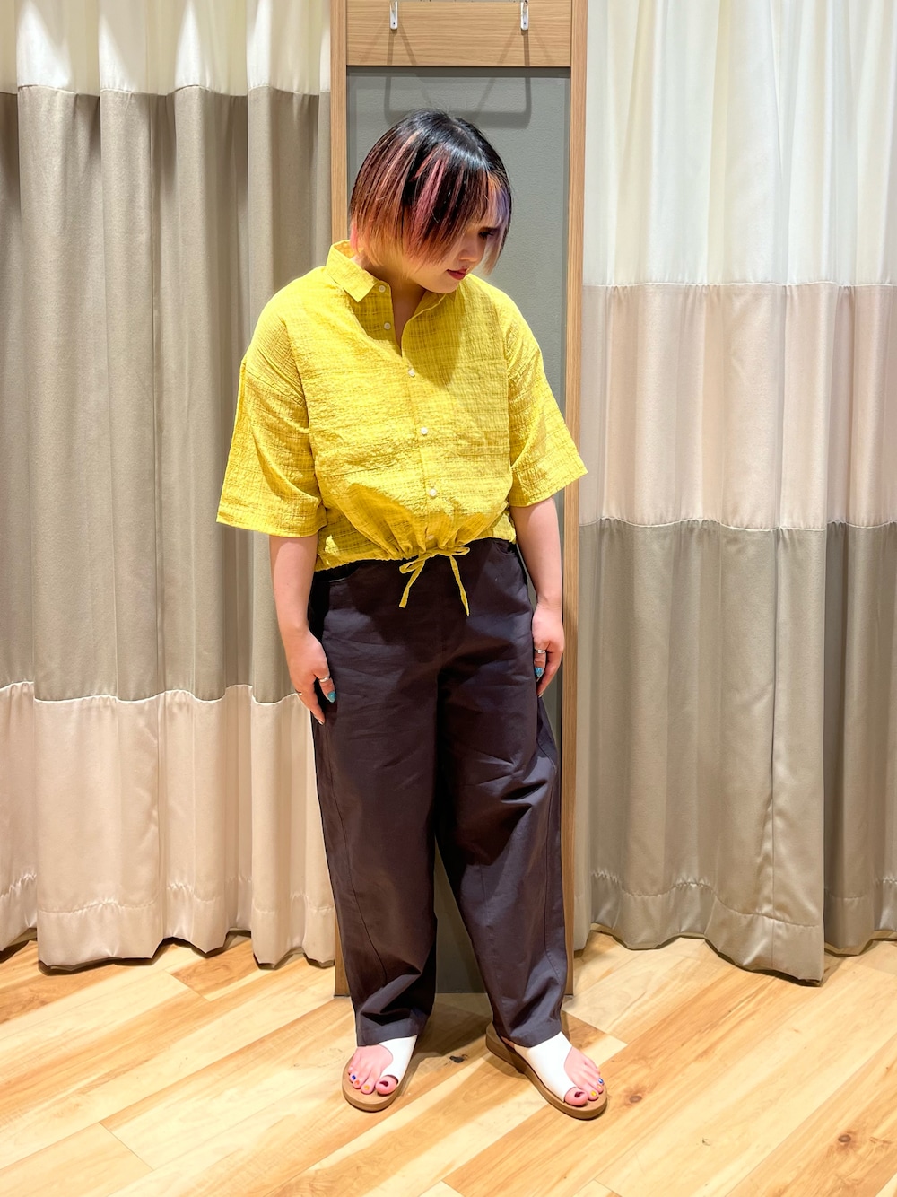 「SM2、Samansa Mos2、サマンサモスモス、サマンサ モスモス(Samansa Mos2)、夏コーデ、シアー、チェック、ドロスト、イエロー、カーブパンツ、ブラック、サンダル、オフホワイト、低身長コーデ」｜「Samansa Mos2の【Lサイズ WEB限定】カーブパンツ（その他パンツ、ブラック系）」を使った、さっち🐾さん（レディース・152cm）の夏コーディネートの1枚目の写真