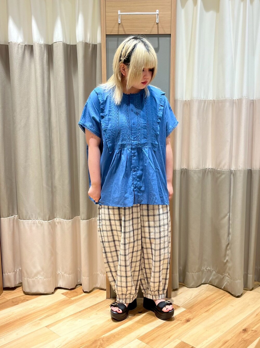 「Samansa Mos2、サマンサモスモス、ナチュラル、綿麻、切り替え、ギャザー、パンツスタイル、ブルー、レース、ピンタック、ブラウス、キナリ、チェック、低身長コーデ」｜「レースピンタックブラウスのアイテム（トップス、ブルー系）」を使った、さっち🐾さん（レディース・152cm）の夏コーディネートの1枚目の写真