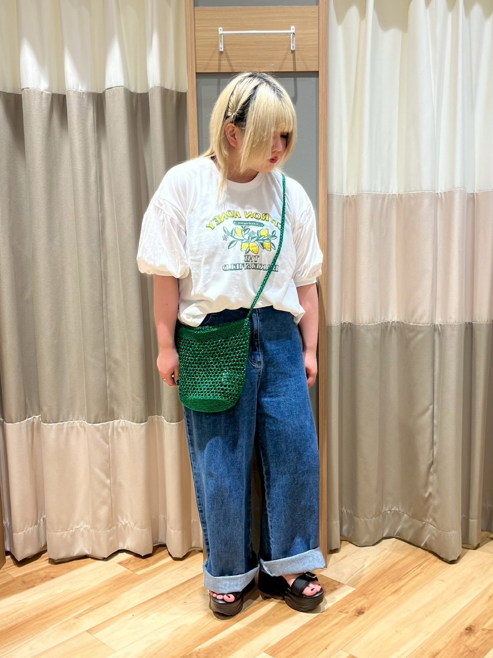 「Samansa Mos2、サマンサモスモス、ナチュラル、ブルー、デニム、デニムパンツ、パフスリーブ、オフホワイト、カットソー、グリーン、メタリック、ショルダーバッグ、シンプルコーデ、低身長コーデ」｜「Samansa Mos2のメタリックショルダーバッグ（ハンドバッグ、グリーン系）」を使った、さっち🐾さん（レディース・152cm）の夏コーディネートの1枚目の写真