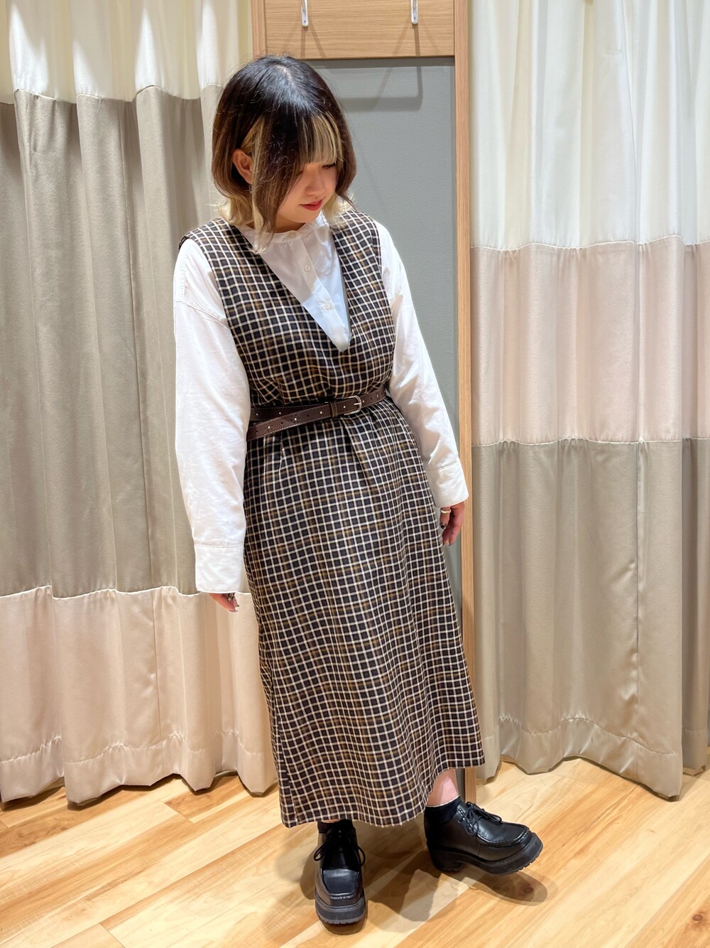 「Samansa Mos2 blue、秋服コーデ、カジュアルコーデ、ジャンパースカート、Vネック、チェック、ブラウン、ノーカラーシャツ、チロリアンシューズ、低身長コーデ」｜「Samansa Mos2 blueのチェックジャンスカ（ワンピース、ブラウン系）」を使った、さっち🐾さん（レディース・152cm）の秋コーディネートの1枚目の写真
