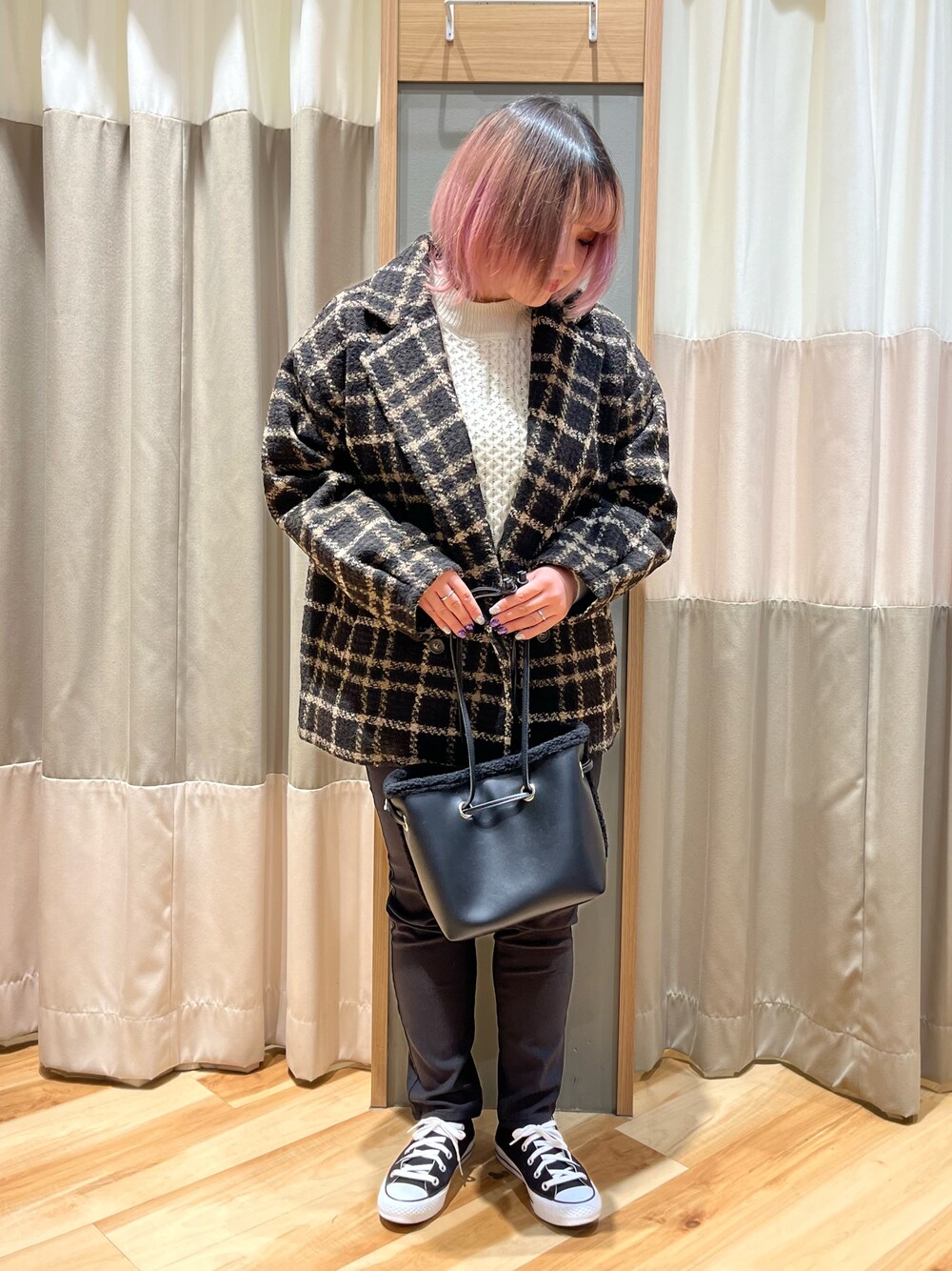 「Samansa Mos2 blue、サマンサモスモスブルー、カジュアルコーデ、秋冬コーデ、ツイードジャケット、ダークブラウン、マシンウォッシャブル、ケーブルニット、オフホワイト、裏起毛パンツ、ストレッチパンツ、ブラック、ボア、ショルダーバッグ、低身長コーデ」｜「Samansa Mos2 blueの裏起毛ハイパーストレッチパンツ（その他パンツ、ブラック系）」を使った、さっち🐾さん（レディース・152cm）の冬コーディネートの1枚目の写真