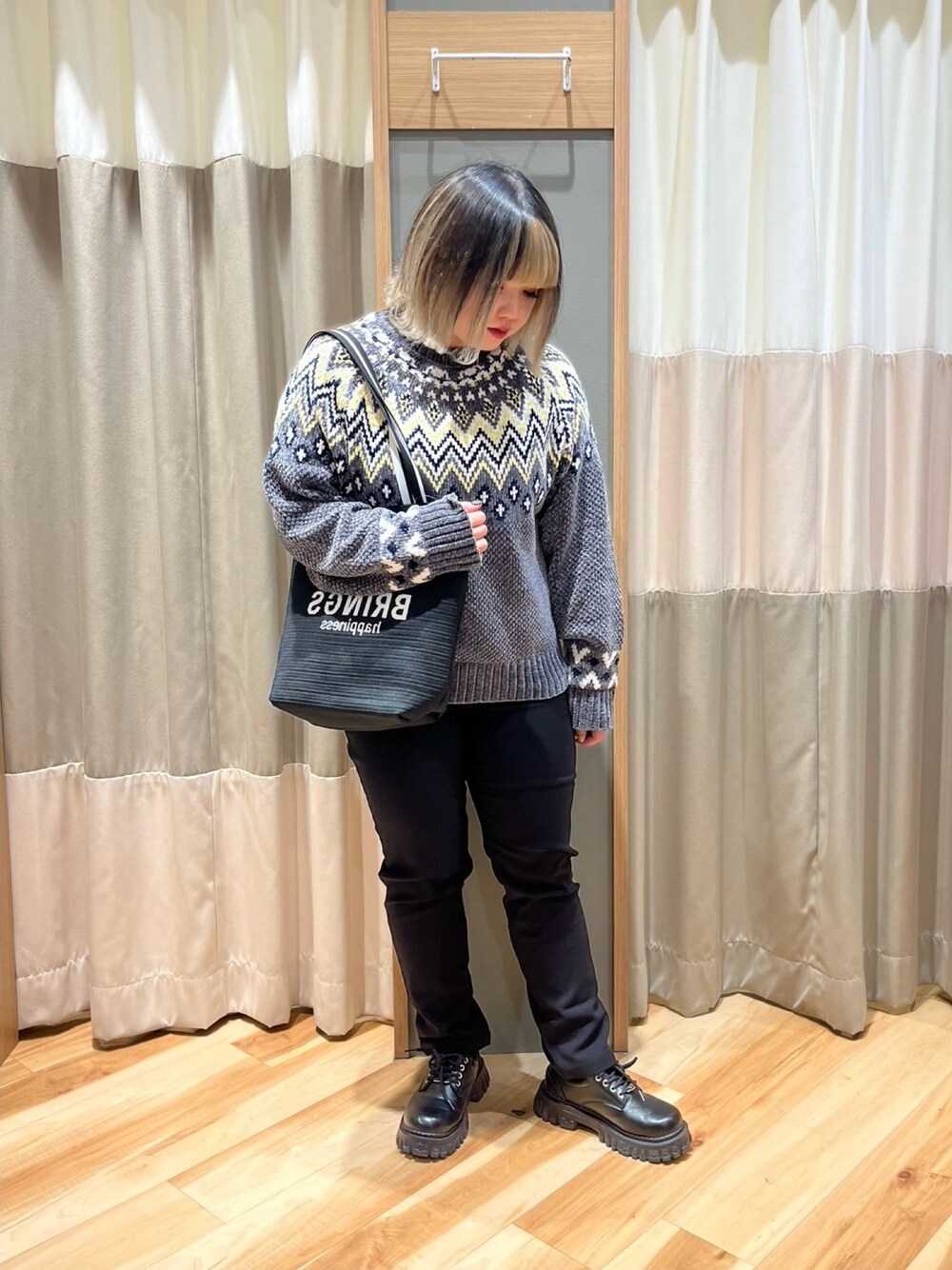 「Samansa Mos2 blue、サマンサモスモスブルー、カジュアルコーデ、ロゴトート、ブラック、グレー、モールニット、プルオーバー、裏起毛、ストレッチパンツ、パンツスタイル、ワントーンコーデ、冬コーデ、低身長コーデ」｜「Samansa Mos2 blueの求心柄モールニットプルオーバー（ニット/セーター、ブルー系）」を使った、さっち🐾さん（レディース・152cm）の冬コーディネートの1枚目の写真