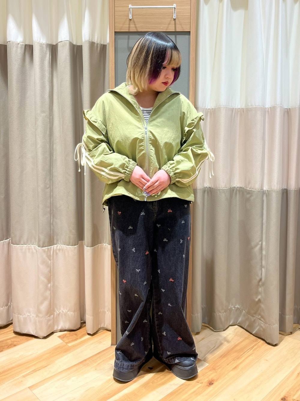 「SM2、Samansa Mos2、サマンサモスモス、ナチュラル、シンプルコーデ、トラックジャケット、カーキ、リボン、デニム、デニムパンツ、ブラック、春コーデ、低身長コーデ」｜「Samansa Mos2のフリルトラックジャケット（ブルゾン、グリーン系）」を使った、さっち🐾さん（レディース・152cm）の春コーディネートの1枚目の写真