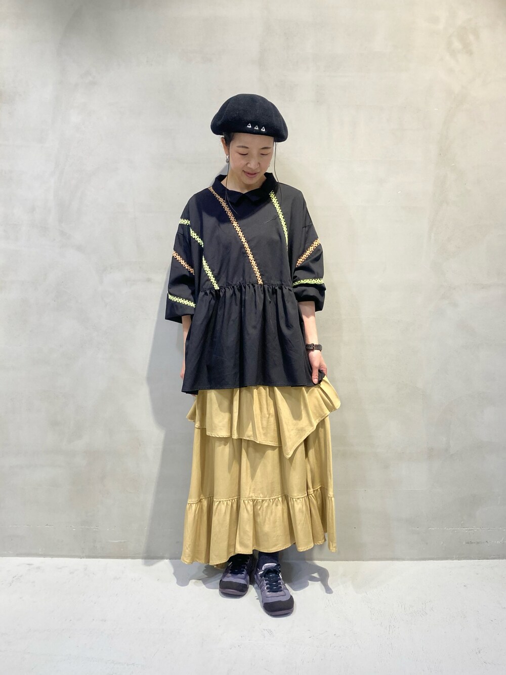 「FRAPBOIS、クリスマスに着たい服、クリスマスコーデ、ガーリー、大人ガーリー、ブラウス、黒、レース、ロングスカート、ティアード、ベージュ、イエロー、ベレー帽、低身長、低身長コーデ」｜「FRAPBOISのリブベレー（ハンチング/ベレー帽、ブラック系）」を使った、azuさん（レディース・153cm）の冬コーディネートの1枚目の写真