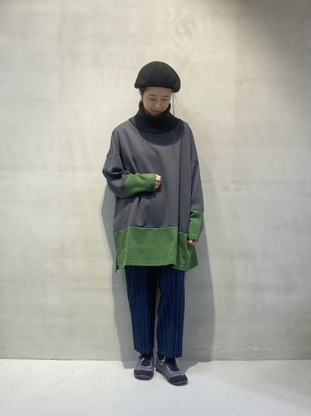 「テーパードパンツ、ビッグシルエット、グリーン、グレー、ネイビー、FRAPBOIS、秋のコーデ、ストライプ、タートルネック、オーバーサイズ、パンツスタイル、ゆったりコーデ、低身長、カジュアルコーデ、低身長コーデ」｜「FRAPBOISのレイネックＴ カットソー（Tシャツ/カットソー、グレー系）」を使った、azuさん（レディース・153cm）の秋コーディネートの1枚目の写真