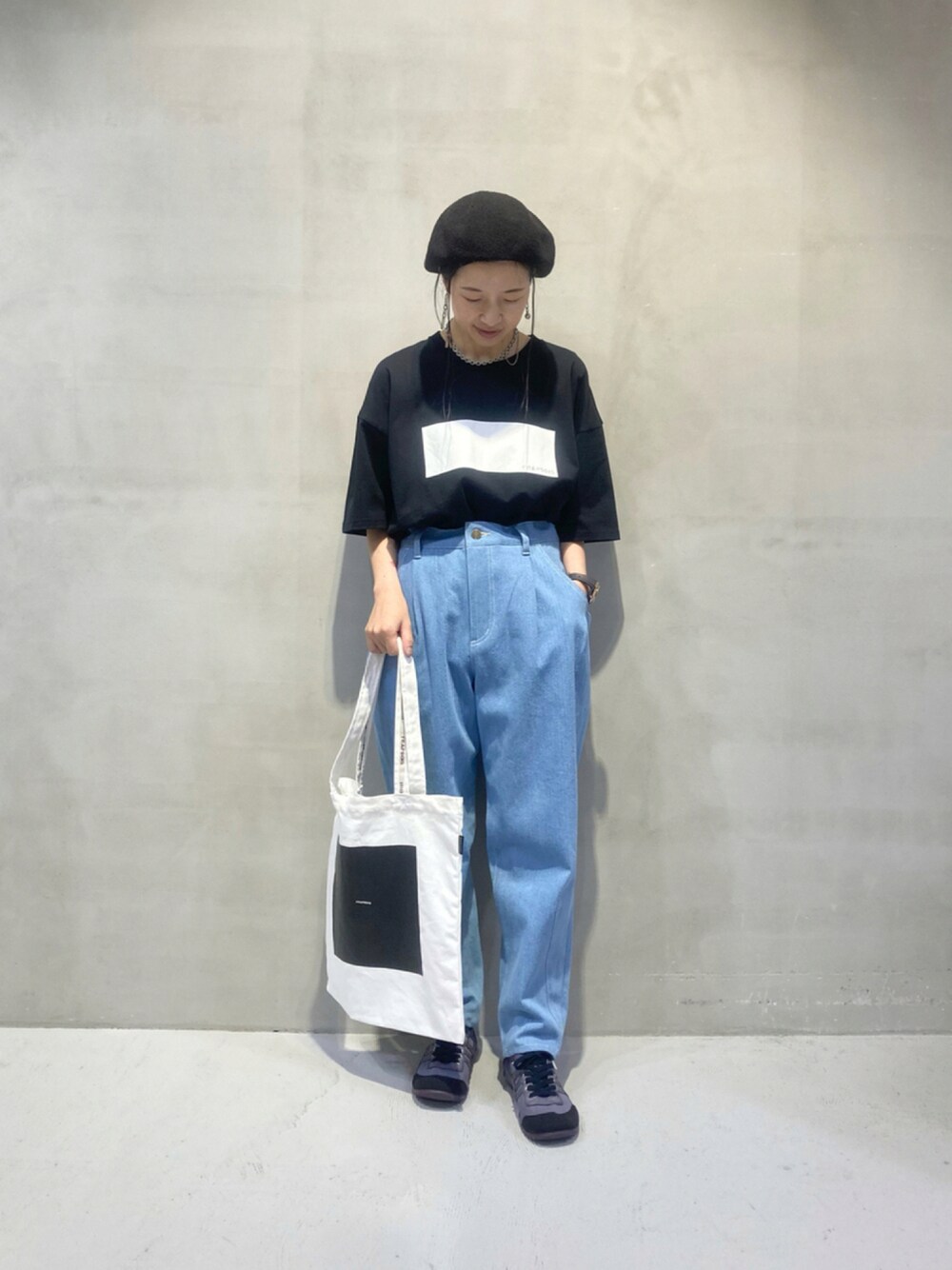 「FRAPBOIS、デニムコーデ、カジュアルコーデ、カジュアル、Tシャツ、ロゴT、ブラック、黒、黒Tシャツ、パンツ、パンツスタイル、デニム、デニムパンツ、テーパードパンツ、ユニセックス」｜「FRAPBOISのホイルT（Tシャツ/カットソー、ブラック系）」を使った、azuさん（レディース・153cm）の夏コーディネートの1枚目の写真