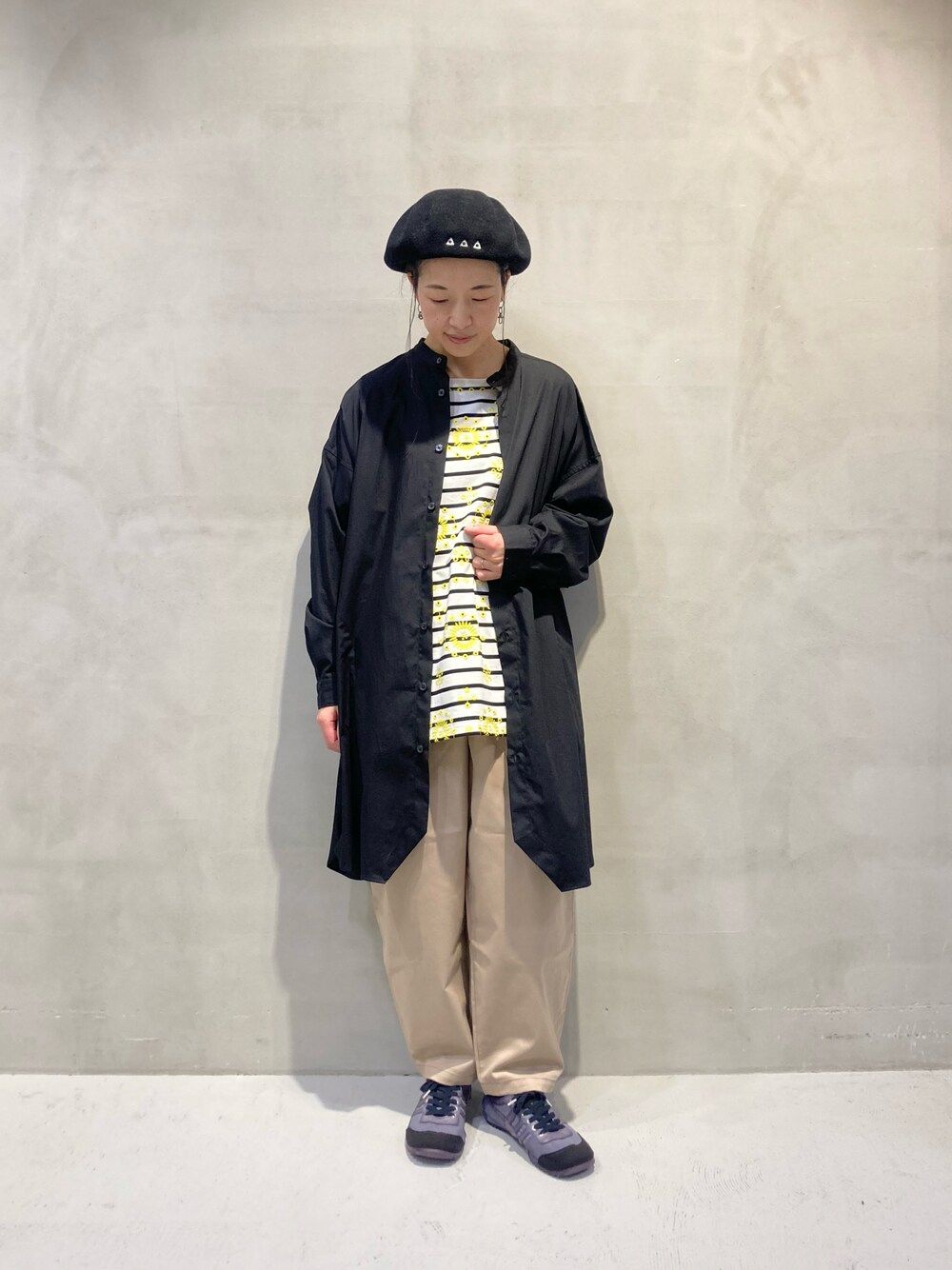 「FRAPBOIS、パンツコーデ、カジュアル、カジュアルコーデ、ユニセックス、ボーダー、ボーダートップス、刺繍、ロングシャツ、黒、チノパン、ベージュ、ベレー帽、低身長、低身長コーデ」｜「FRAPBOISのヴェズボーダー カットソー（Tシャツ/カットソー、ホワイト系）」を使った、azuさん（レディース・153cm）の冬コーディネートの1枚目の写真