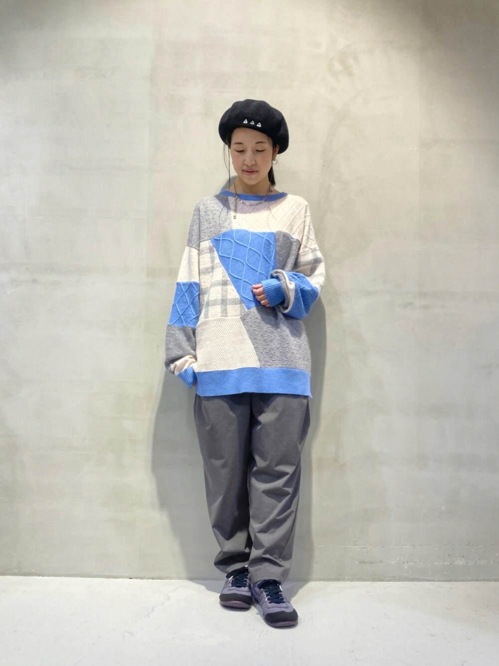 「テーパードパンツ、ニット、グレー、ブルー、ベレー帽、FRAPBOIS、秋のコーデ、パッチワーク、メンズライク、ユニセックス、パンツスタイル、低身長、低身長コーデ、秋コーデ、秋冬コーデ」｜「FRAPBOISのリブベレー（ハンチング/ベレー帽、ブラック系）」を使った、azuさん（レディース・153cm）の秋コーディネートの1枚目の写真