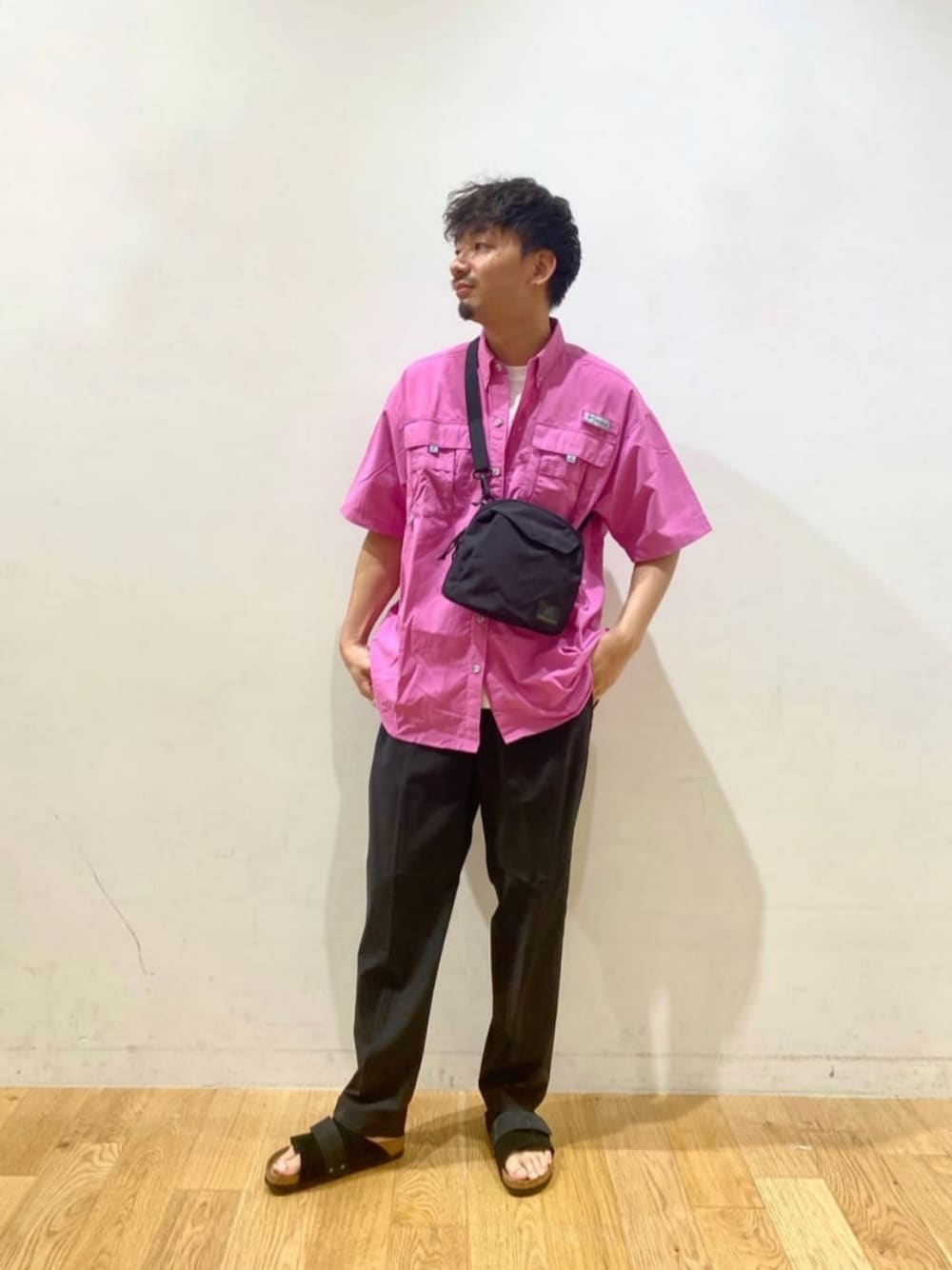 ブラック系のショルダーバッグ、ブラック系のその他パンツ、ピンク系のシャツ/ブラウスを着用したメンズの夏コーディネートの1枚目の写真