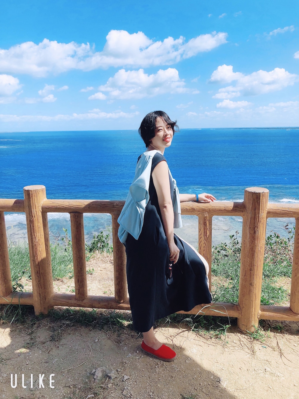 「巻きスカート、沖縄、切り替え、プチプラ、旅行、ワンポイント、シンプルコーデ、切り替えワンピース、赤色、リゾートスタイル、グラサン、夏秋ミックス、セルリアンブルー」｜「コストコのアイテム（ワンピース、ブルー系）」を使った、hottakochan77さん（レディース・156cm）の秋コーディネートの1枚目の写真