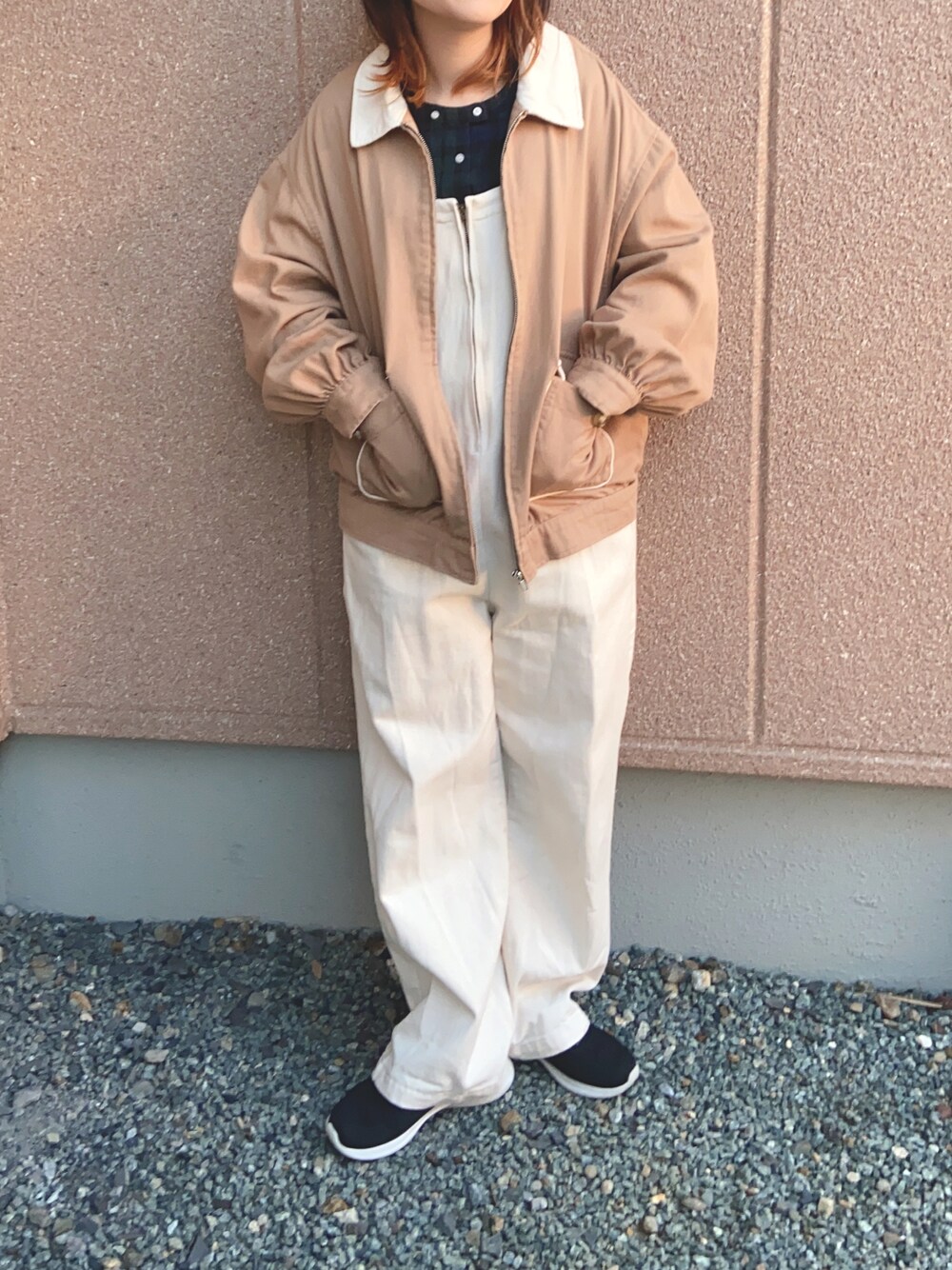 「カジュアルコーデ、おしゃれさんと繋がりたい、シンプルコーデ、ホワイト、オーバーオール、スニーカーコーデ、スタッフコーデ、ショートブーツ、rps」｜「rpsのデッキサロペット型オーバーオール（サロペット/オーバーオール、ホワイト系）」を使った、いしころさん（レディース・157cm）の冬コーディネートの1枚目の写真