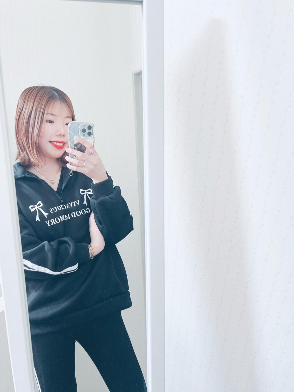 「最近のいい感じコーデ、韓国ファッション、春ファッション、大人可愛い、大人カジュアルコーデ、ラクチンコーデ、休日、スニーカーコーデ、スウェットコーデ、shein、SHEIN、SHEINコーデ、韓国コーデ、ジャージ」｜「Availのアイテム（パンツ、ブラック系）」を使った、石川ひかるさん（骨格ウェーブ・レディース・160cm）の春コーディネートの1枚目の写真