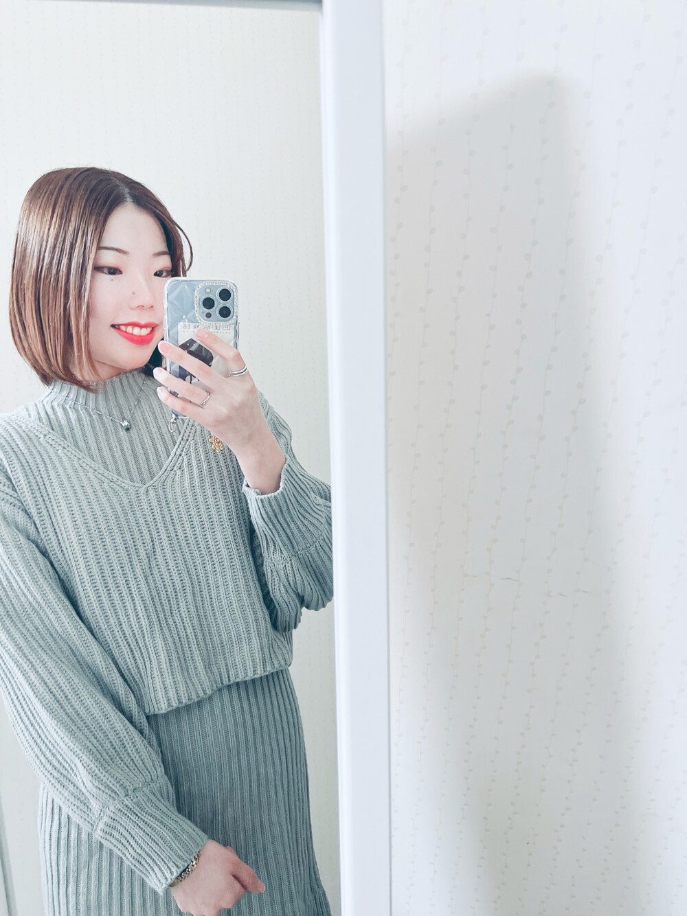 「冬服、おしゃれさんと繋がりたい、大人かわいい、オトナ女子、きれいめコーディネート、ワンピースコーデ、ニットスカート、キレイめ、スカートスタイル、トレンド、骨格ウェーブ」｜「VANITY FACEのアイテム（ワンピース/ドレス、ブルー系）」を使った、石川ひかるさん（骨格ウェーブ・レディース・160cm）の冬コーディネートの1枚目の写真