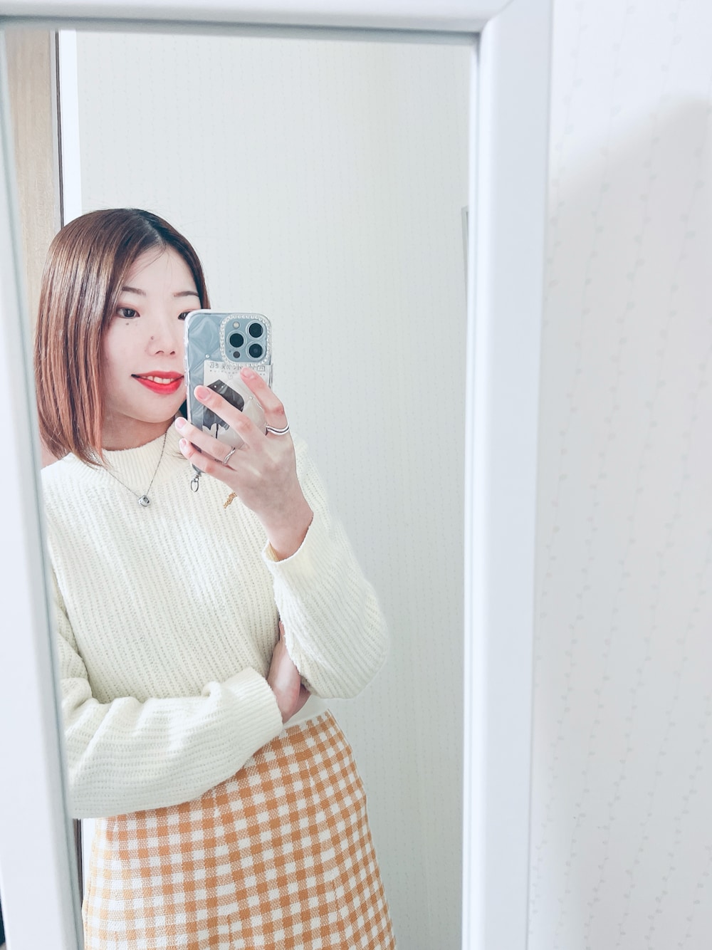 「春服、きれいめコーデ、大人かわいい、プチプラ、ニットコーデ、ロングスカート、GU、イエロー、春カラー、スカート、スカートスタイル、スカートコーデ、チェックスカート、チェック柄、暖冬」｜「UNIQLOのアイテム（トップス、ホワイト系）」を使った、石川ひかるさん（骨格ウェーブ・レディース・160cm）の冬コーディネートの1枚目の写真