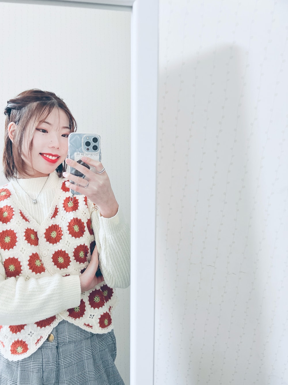 「プチプラ、ユニクロ、休日スタイル、冬服コーデ、おしゃれさんと繋がりたい、今日のコーデ、ootd、ホワイトコーデ、イエベ春、春コーデ、花柄、白ニット、ニットベスト」｜「UNIQLOのアイテム（ニット/セーター、ホワイト系）」を使った、石川ひかるさん（骨格ウェーブ・レディース・160cm）の冬コーディネートの1枚目の写真