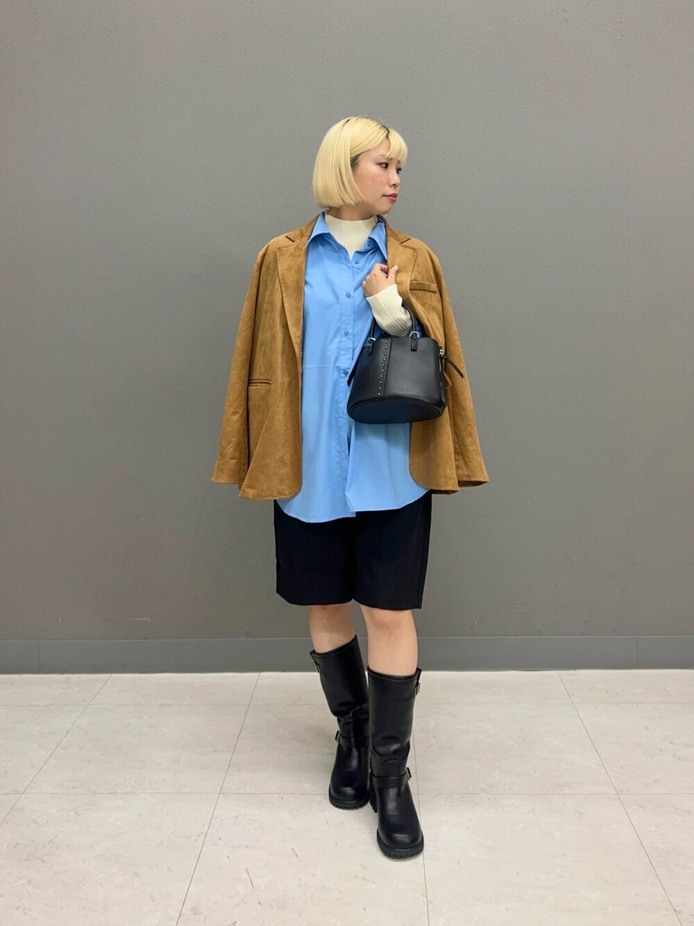 ブルー系のシャツ/ブラウス、イエロー系のその他アウター、ホワイト系のニット/セーターを着用したレディースの秋コーディネートの1枚目の写真