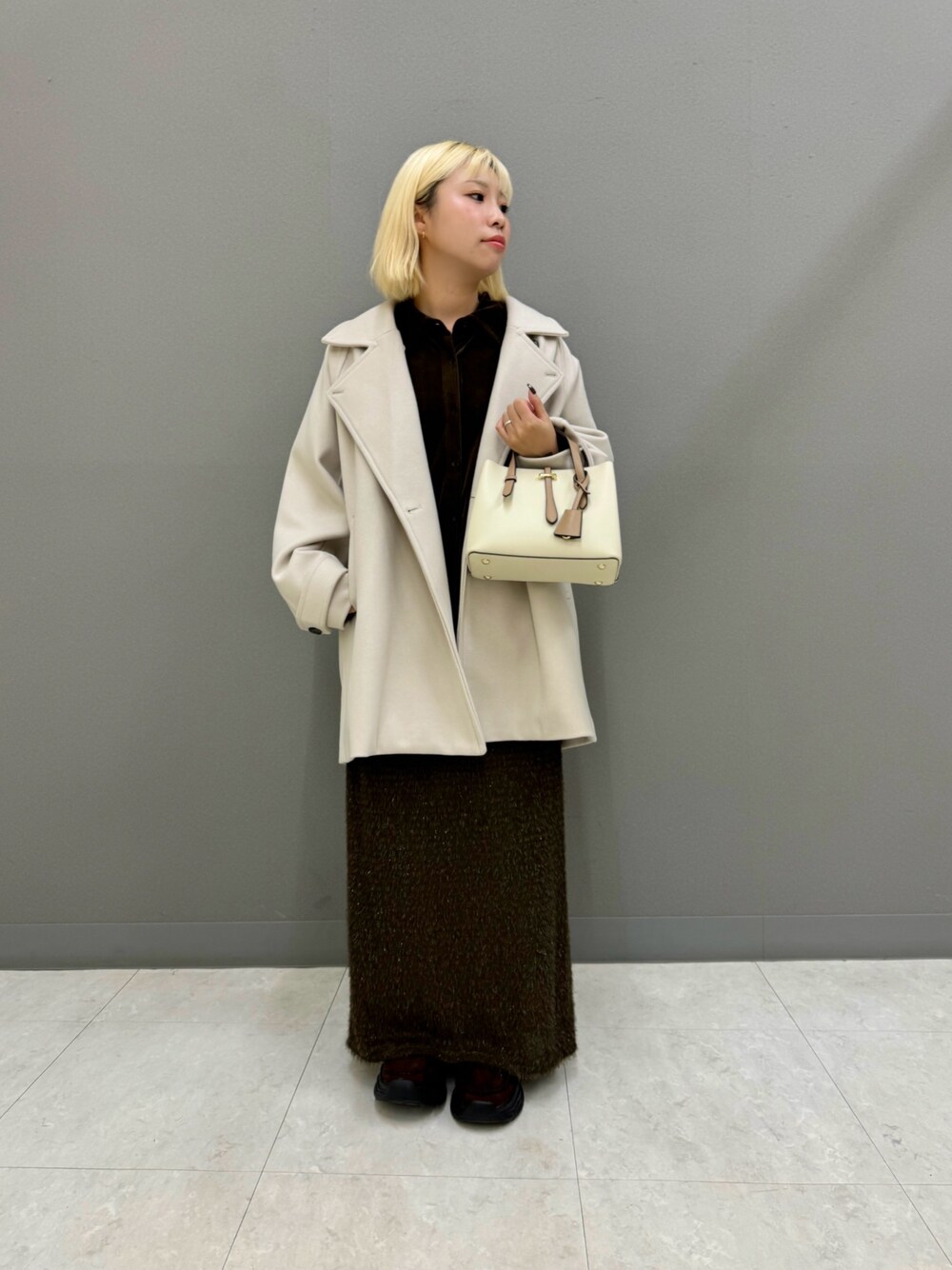 ブラウン系のシャツ/ブラウス、ベージュ系のその他アウター、ブラウン系のスカートを着用したレディースの秋コーディネートの1枚目の写真