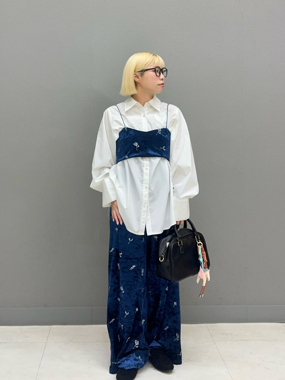 ブルー系のその他トップス、ブルー系のその他パンツ、ホワイト系のシャツ/ブラウスを着用したレディースの秋コーディネートの1枚目の写真